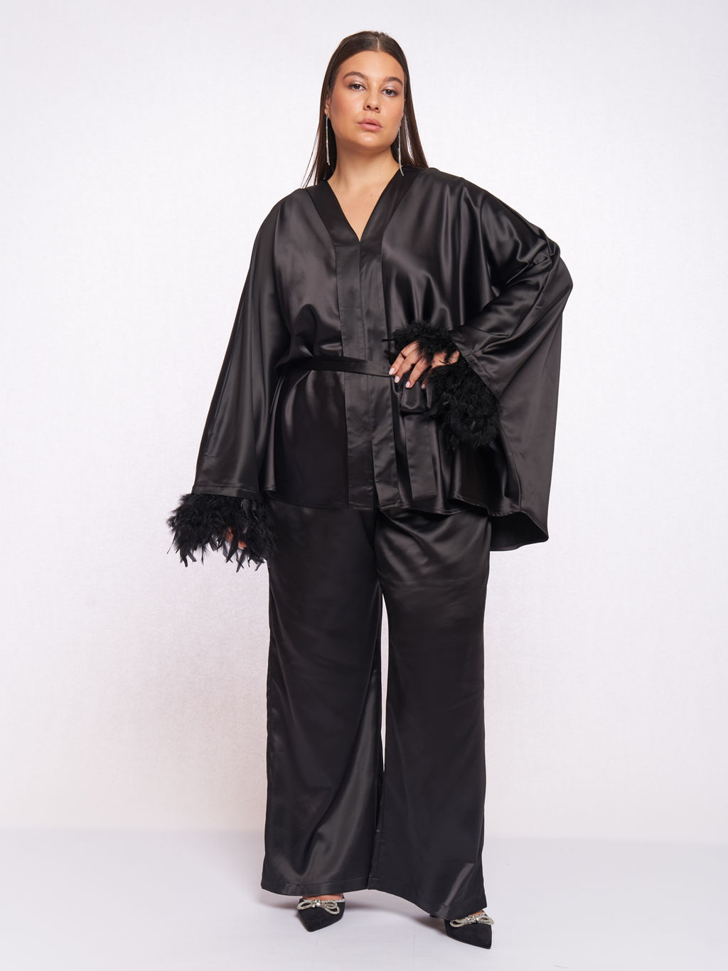 Блузка атласная с перьями TBL73637BLK01 - Артесса фото 12