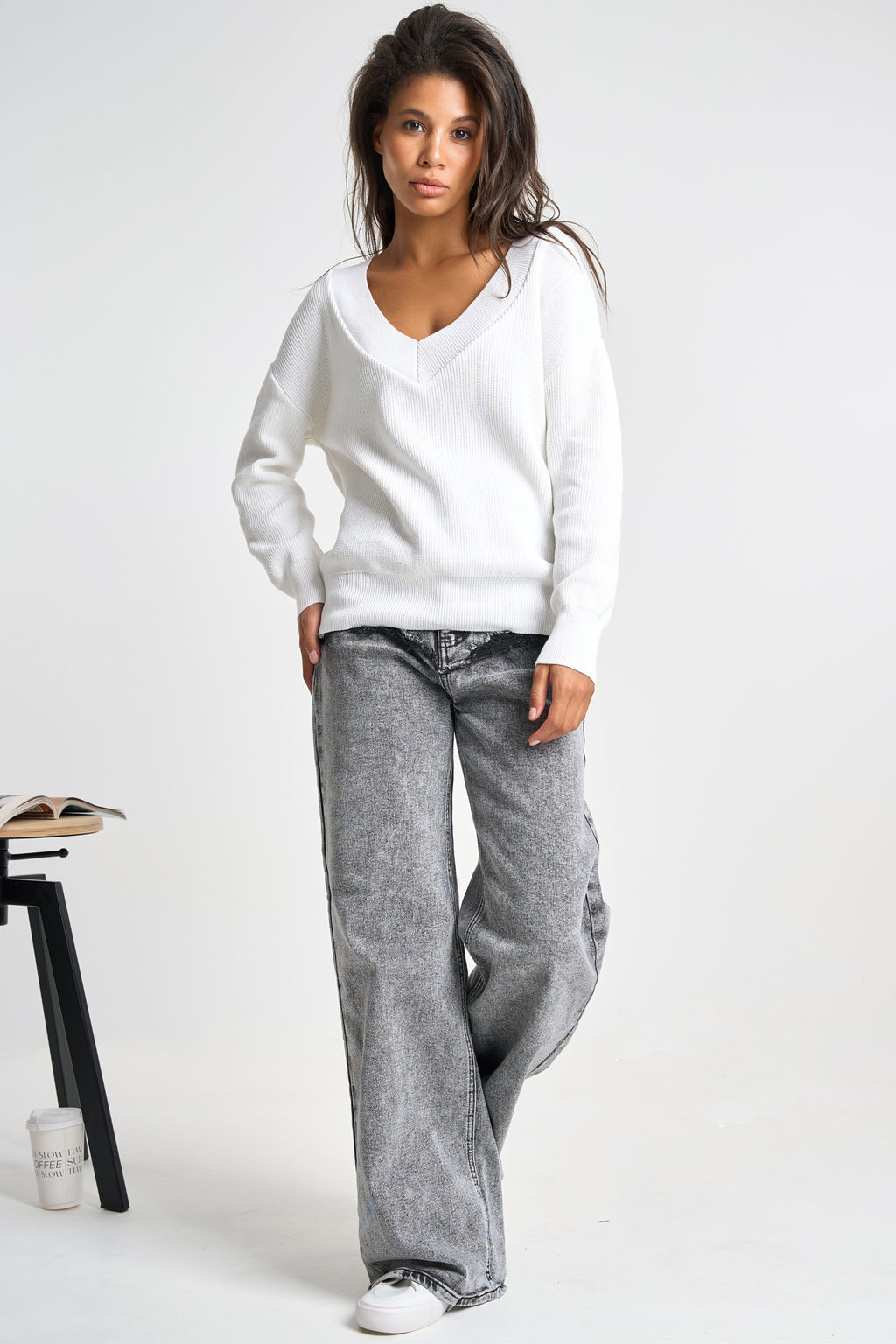 Джемпер вязаный с v-образным вырезом из хлопка белый