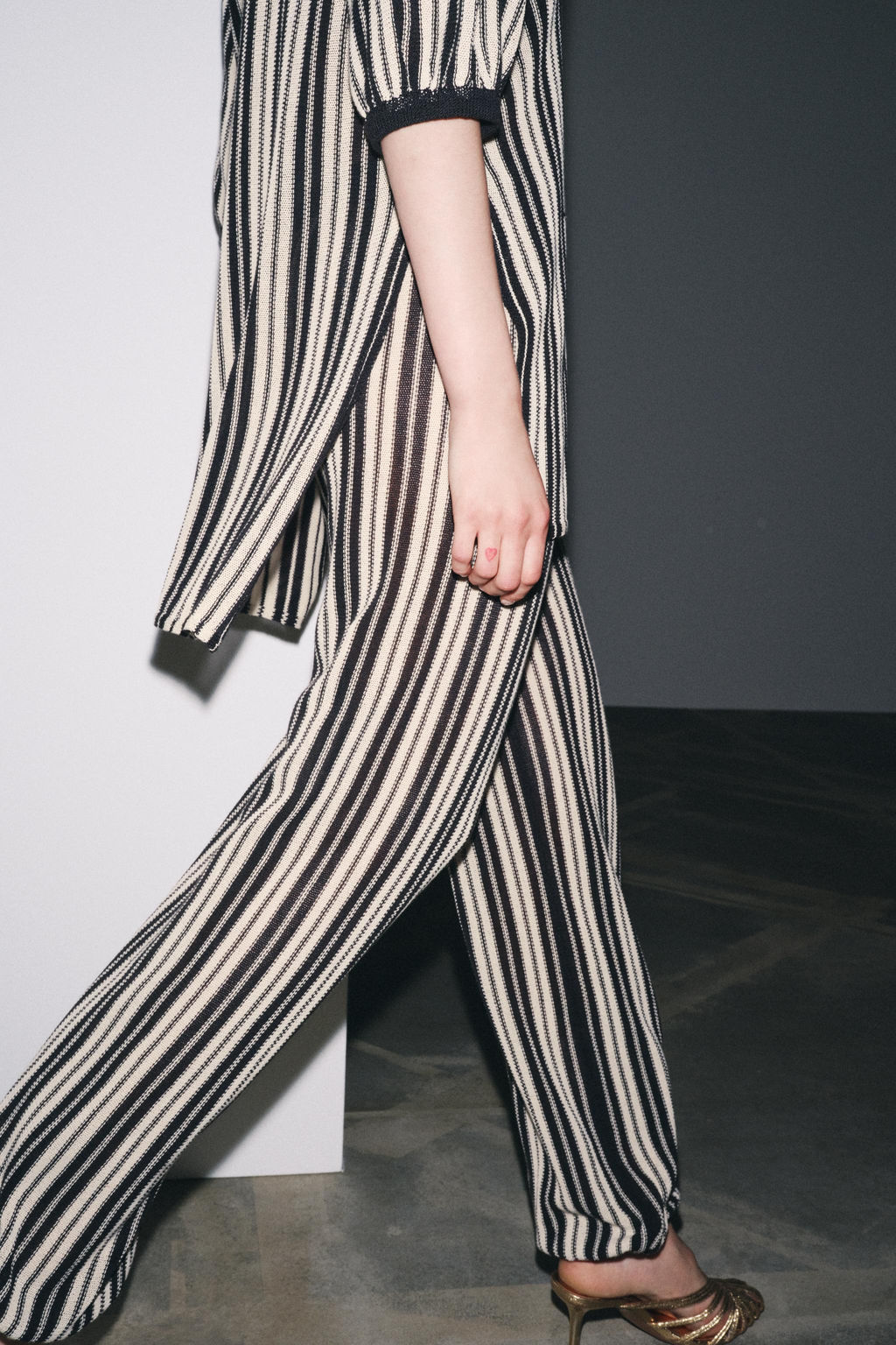 STRIPED CUFFED HEM LINEN BLEND TROUSERS - Zara фото 12