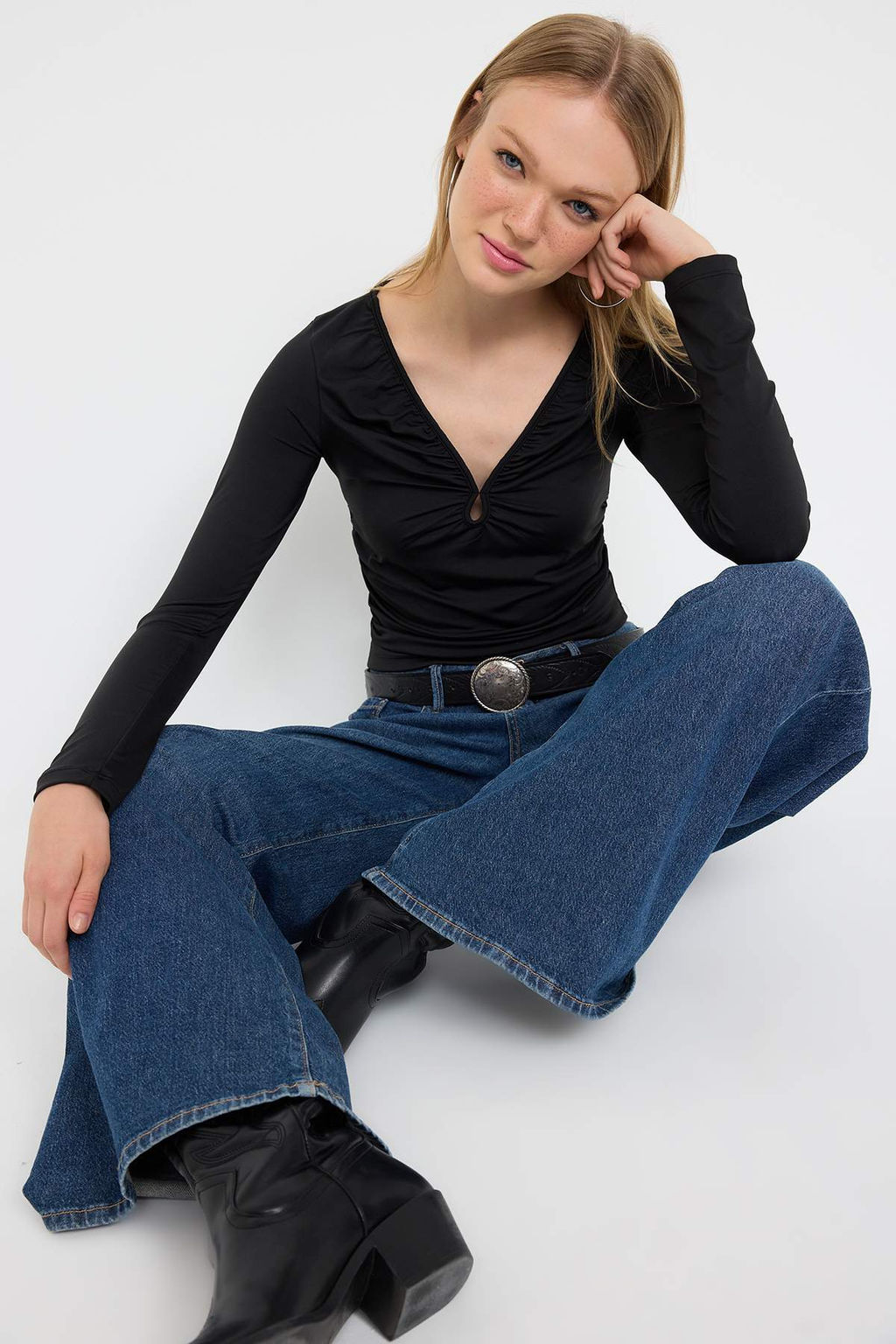 Teen Siyah Fitted/Vucuda Oturan V Yaka Orme Bluz TWOAW26BZ00175 - Trendyolmilla фото 2