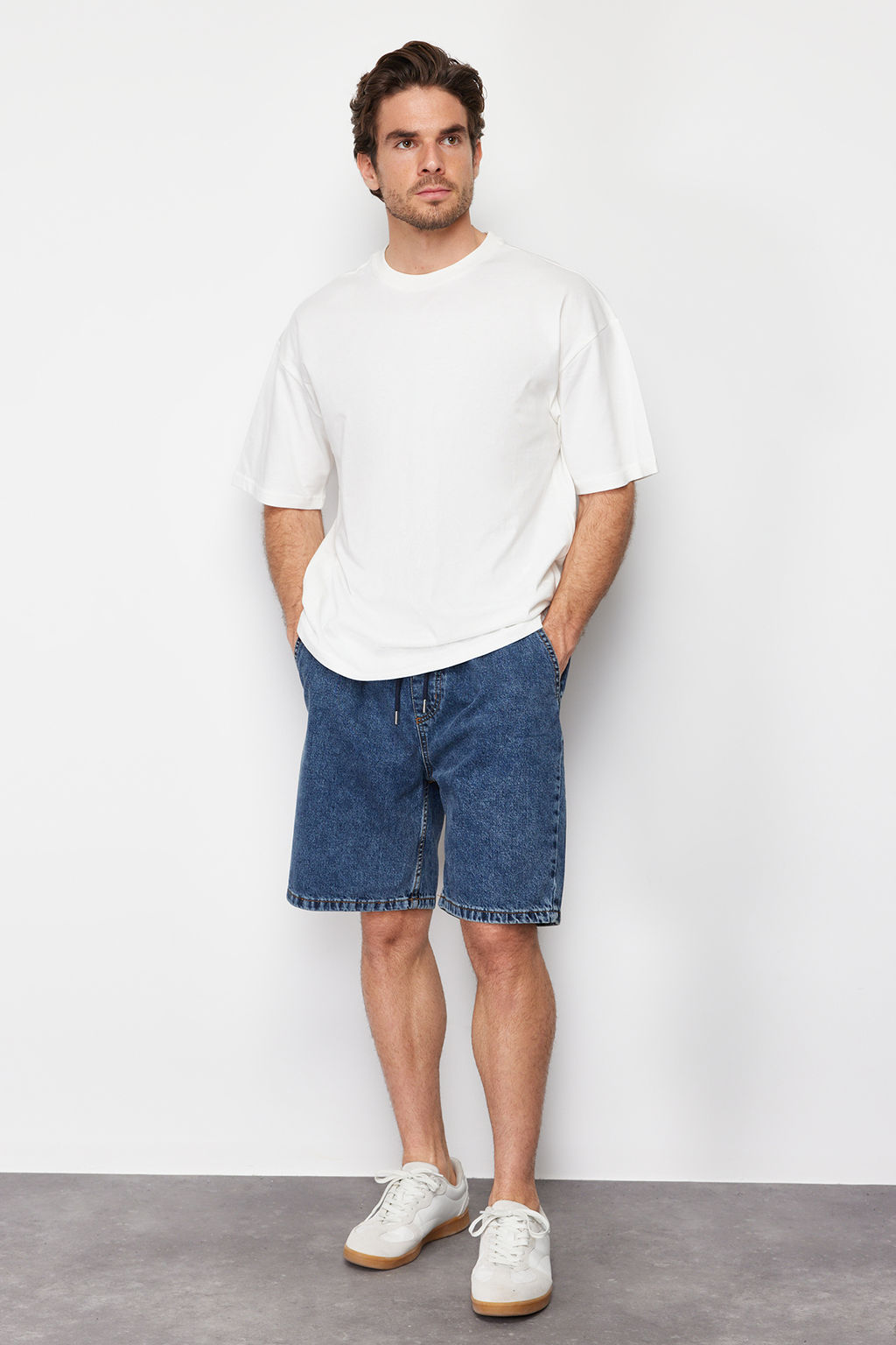 Orta Mavi Regular Beli Lastikli Kot Sort TMNSS24SR00028