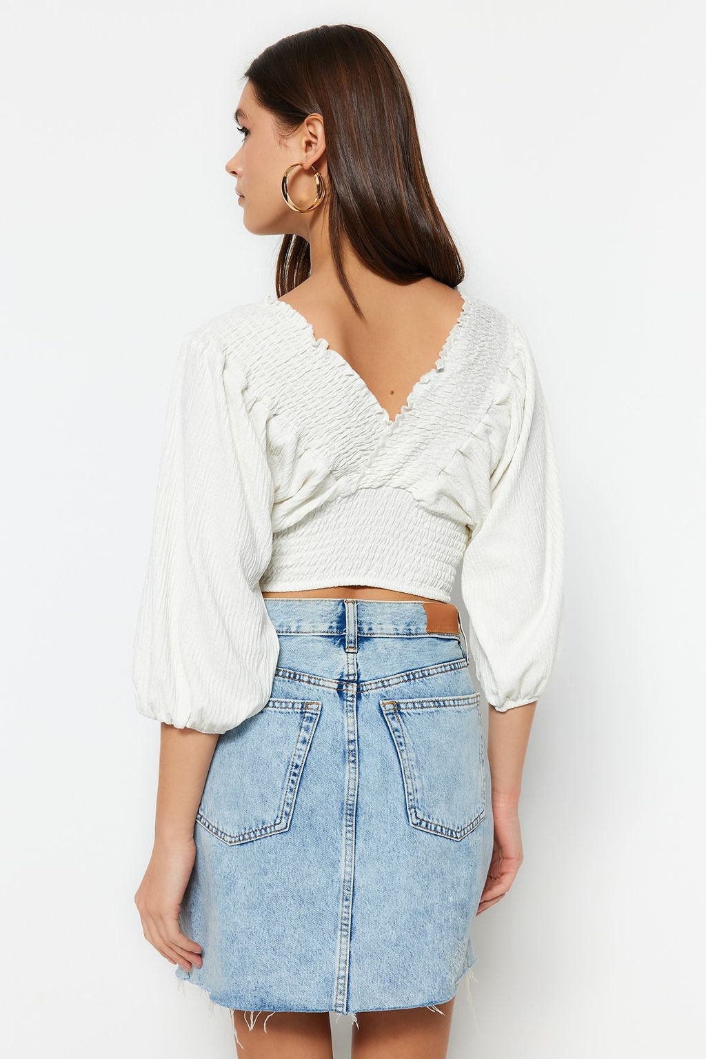 Trendyolmilla Ekru Gipeli Balon Kol V Yaka Burumcuk/Dokulu Crop Orme Bluz TWOSS23BZ00840