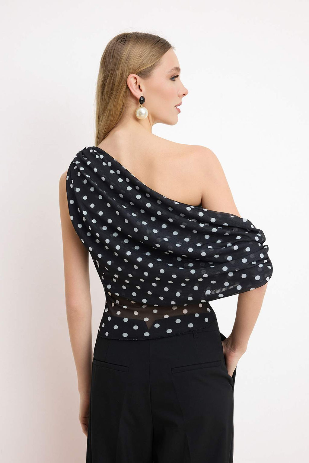 Siyah-Beyaz Asimetrik Yaka Puantiyeli Party Bluz TPRSS26BZ00027 - Trendyolmilla фото 4