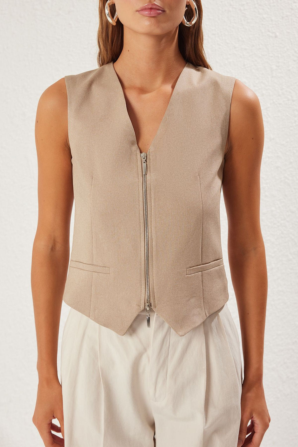 Trendyolmilla Vizon Regular V Yaka Fermuar Detayl? Regular Dokuma Yelek TWOSS25YE00094 фото 3