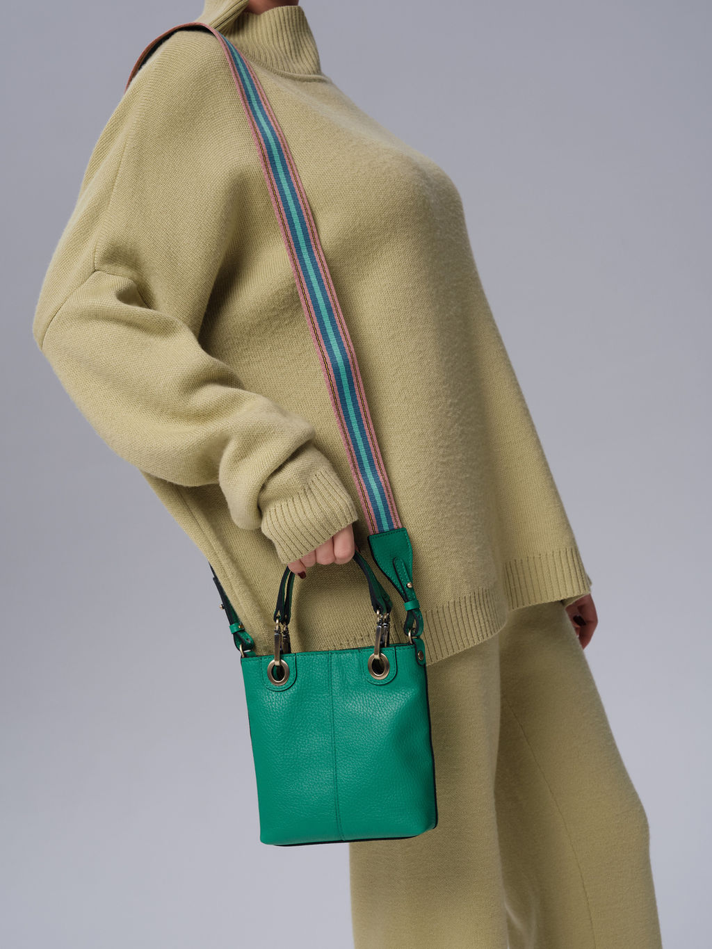 Сумка кожаная кросс-боди Deboro 30347 зеленая весна