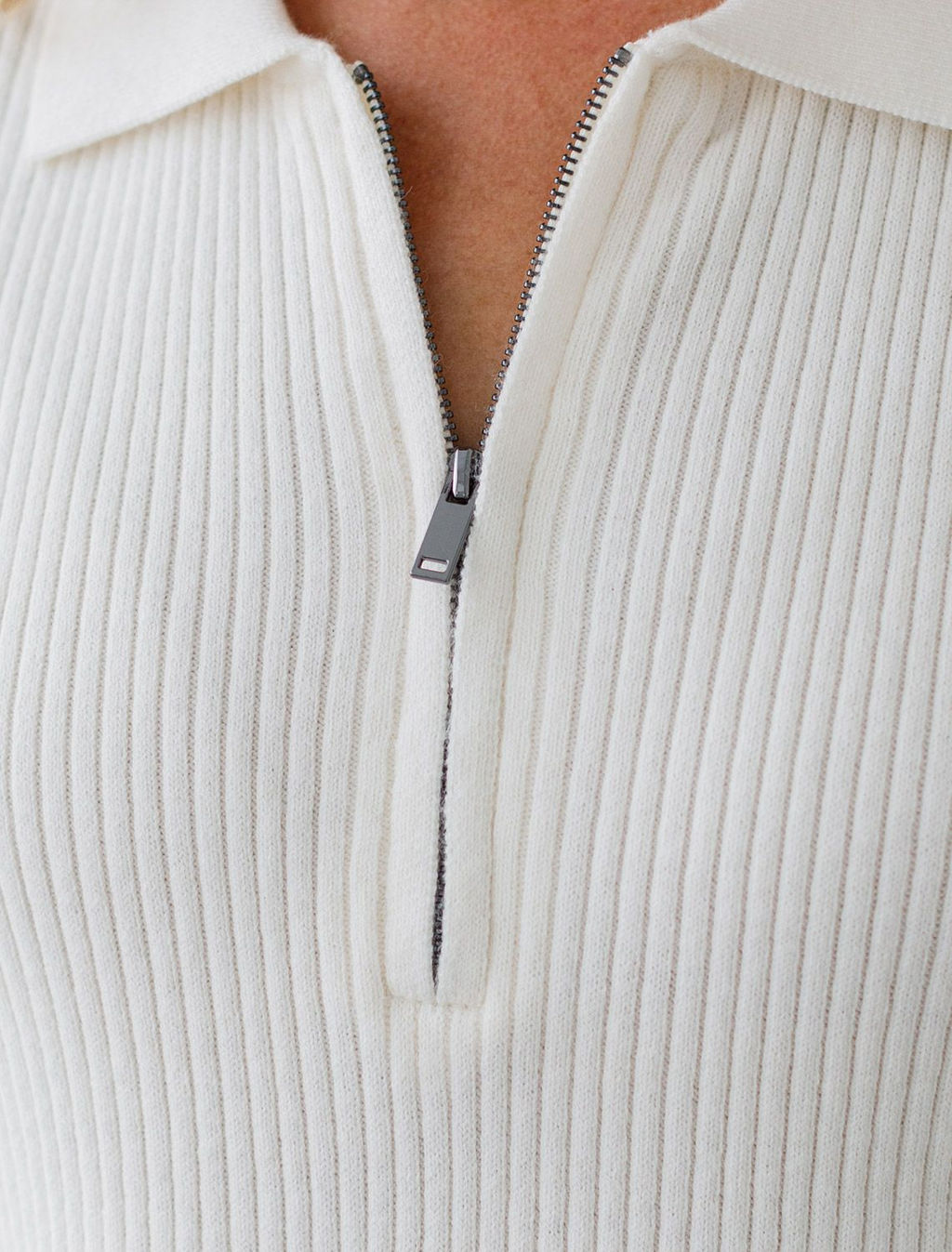 D39.351 Джемпер женский натуральный белый