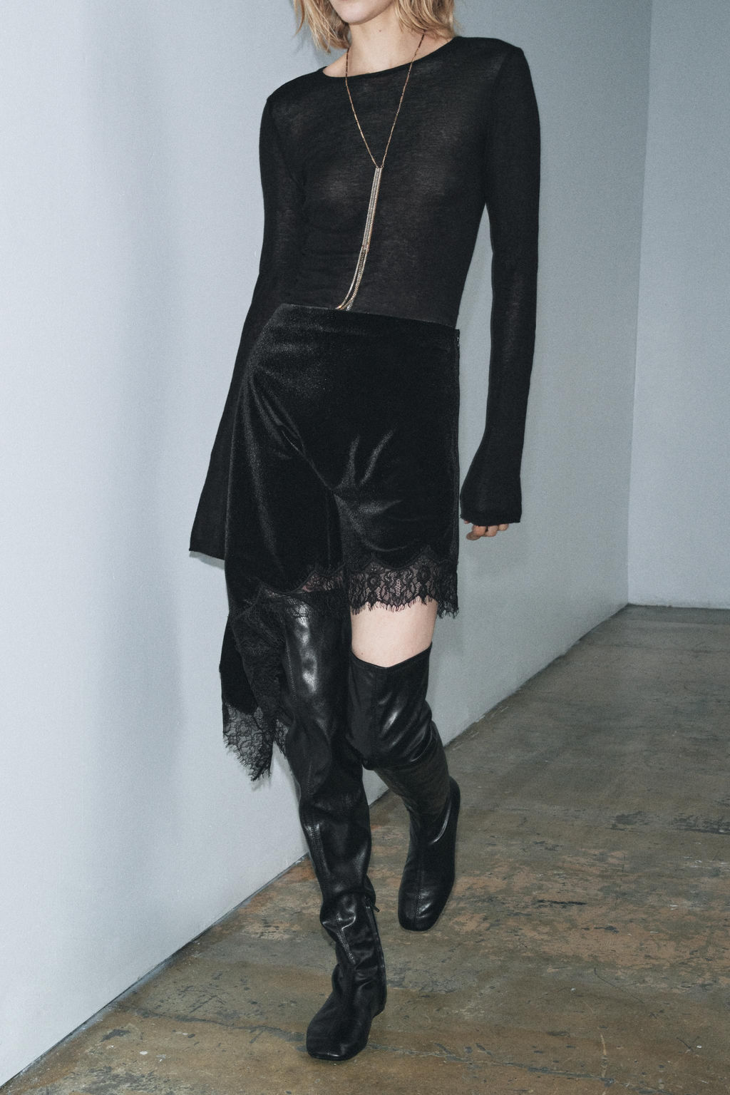 ZW COLLECTION ASYMMETRIC VELVET LACE SKIRT - Zara фото 2