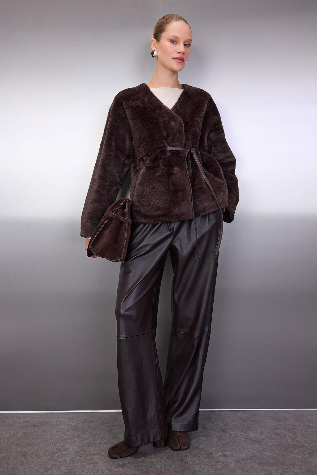 Kahverengi Oversize Kal?p Baglama Detayl? Pelus Ceket Mont TWOAW26MO00055