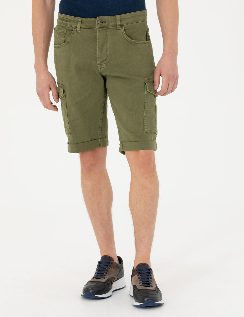 Джинсовые шорты-бермуды зауженного кроя цвета хаки