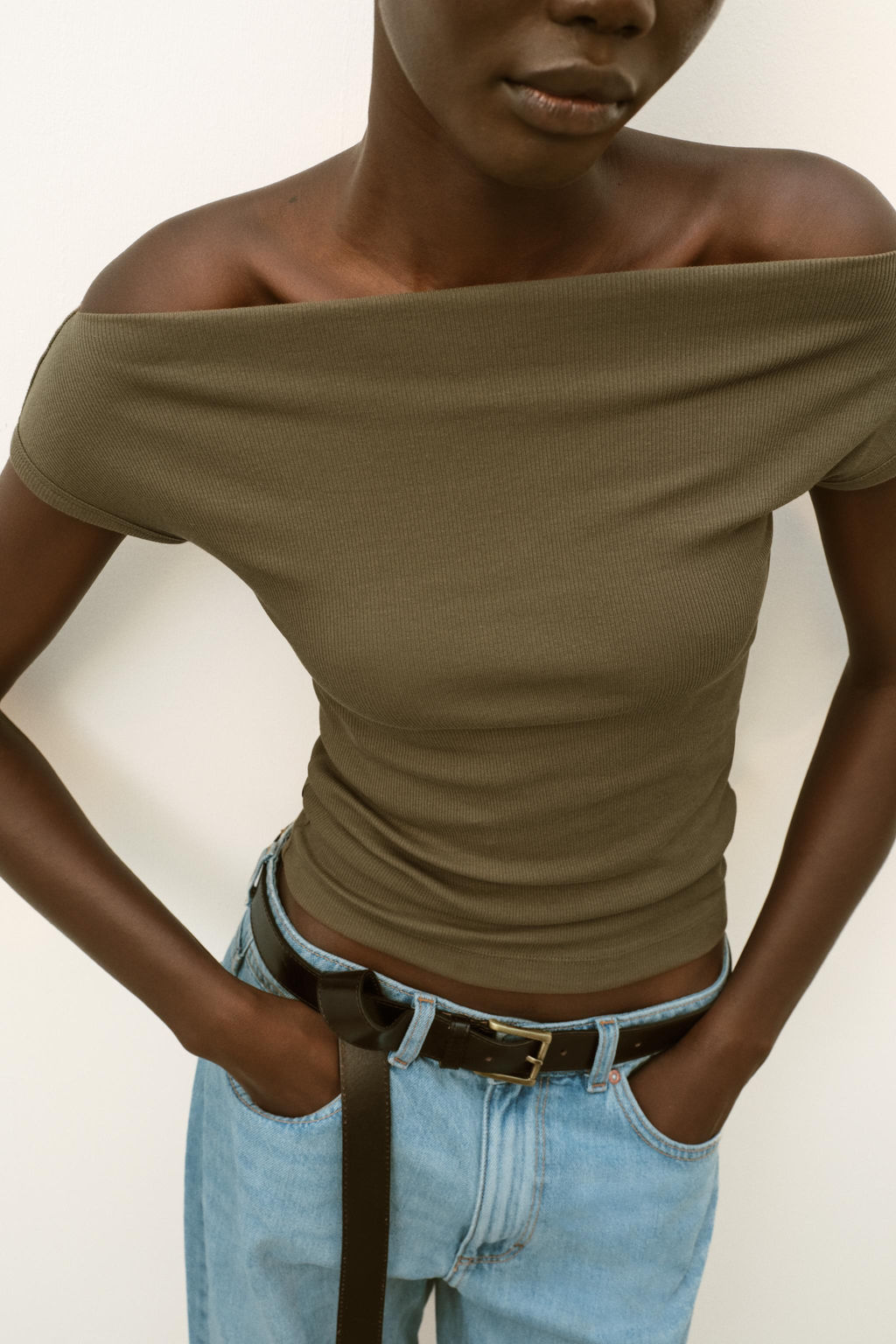 CAMISETA CUELLO BARCO / Khaki