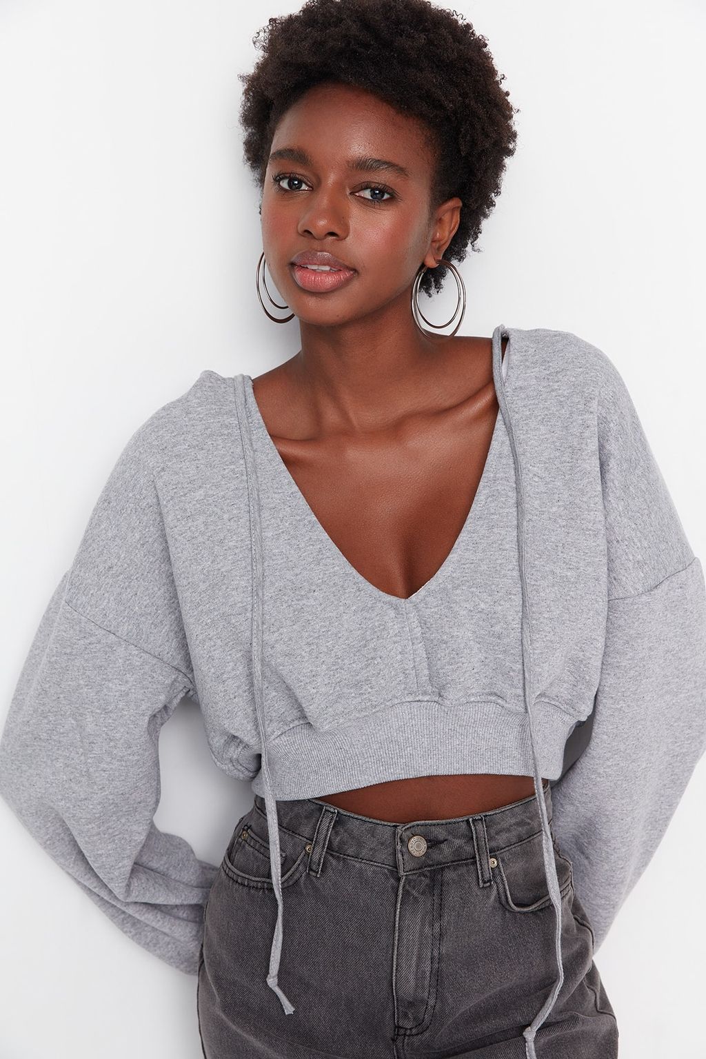 Gri Kal?n Ici Polarl? Kapusonlu V Yaka Rahat Kesim Crop Orme Sweatshirt TWOAW23SW00096