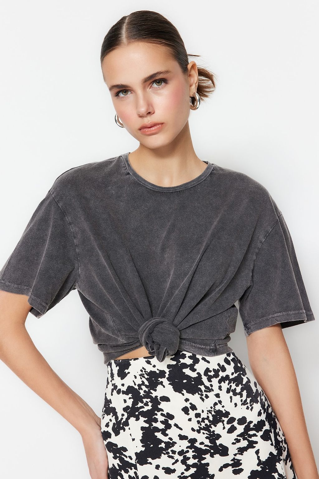 TRENDYOLMILLA Antrasit %100 Pamuk Soluk Efektli Boyfriend/Genis Kal?p Bisiklet Yaka Orme T-Shirt TWOSS23TS00112  фото 5