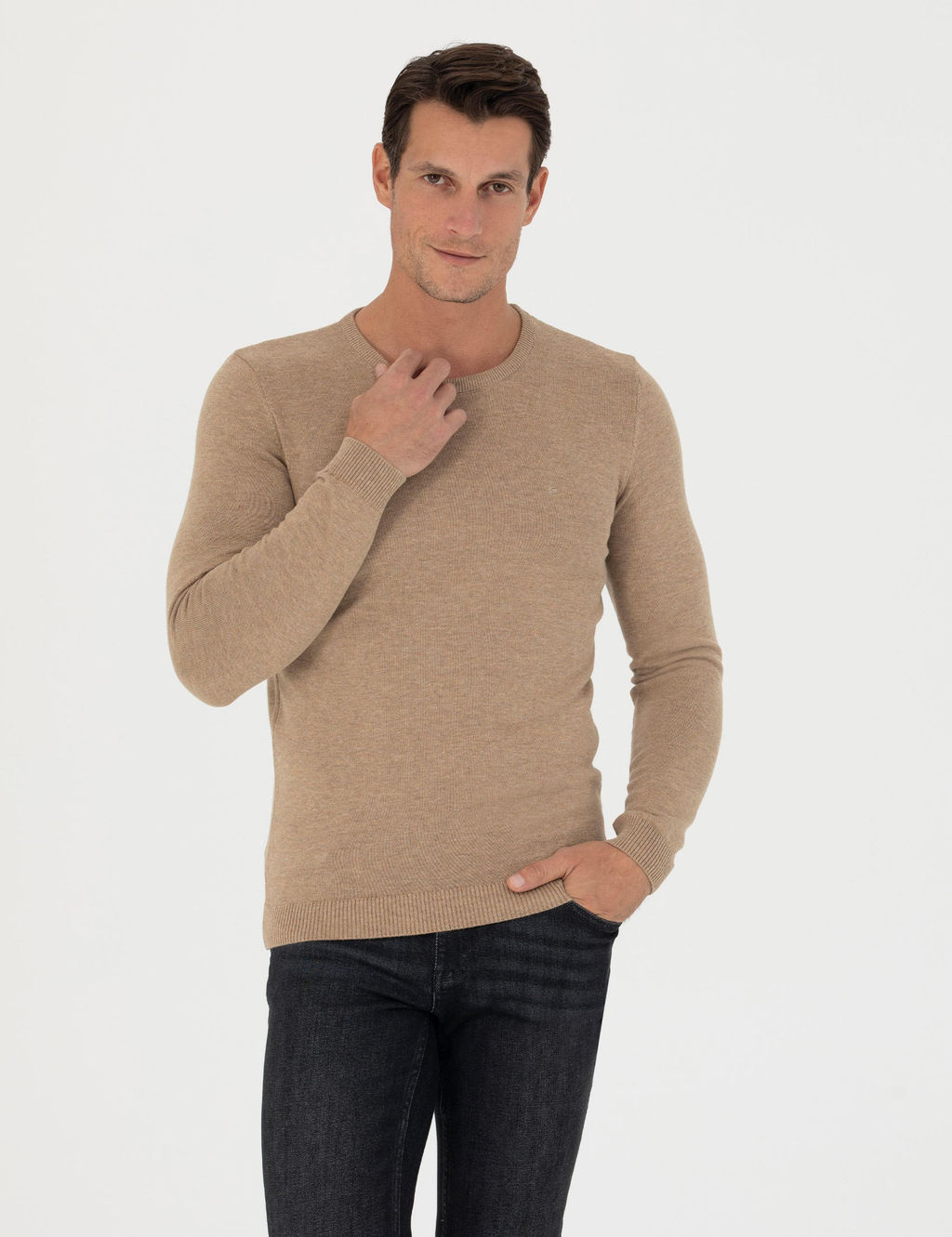 Верблюжий трикотаж приталенного кроя с круглым вырезом