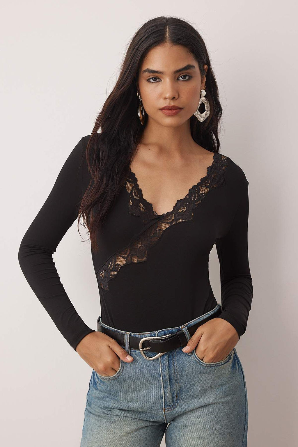 Siyah Dantel Seritli V Yaka Orme Body TPRAW26BD00018