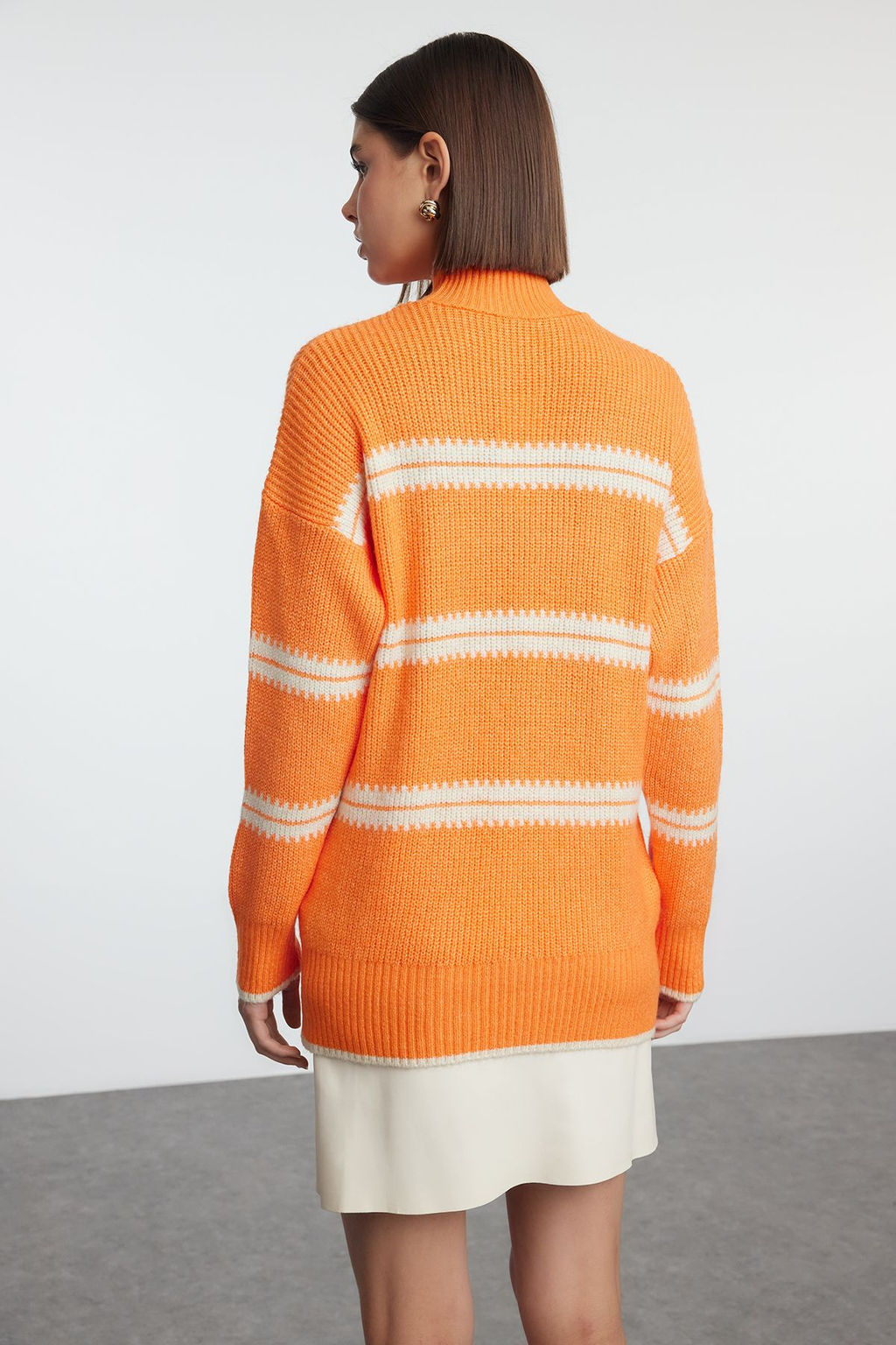 Turuncu Yumusak Dokulu Genis Kal?p Cizgili Bal?kc? Yaka Triko Kazak TWOAW25KZ00236