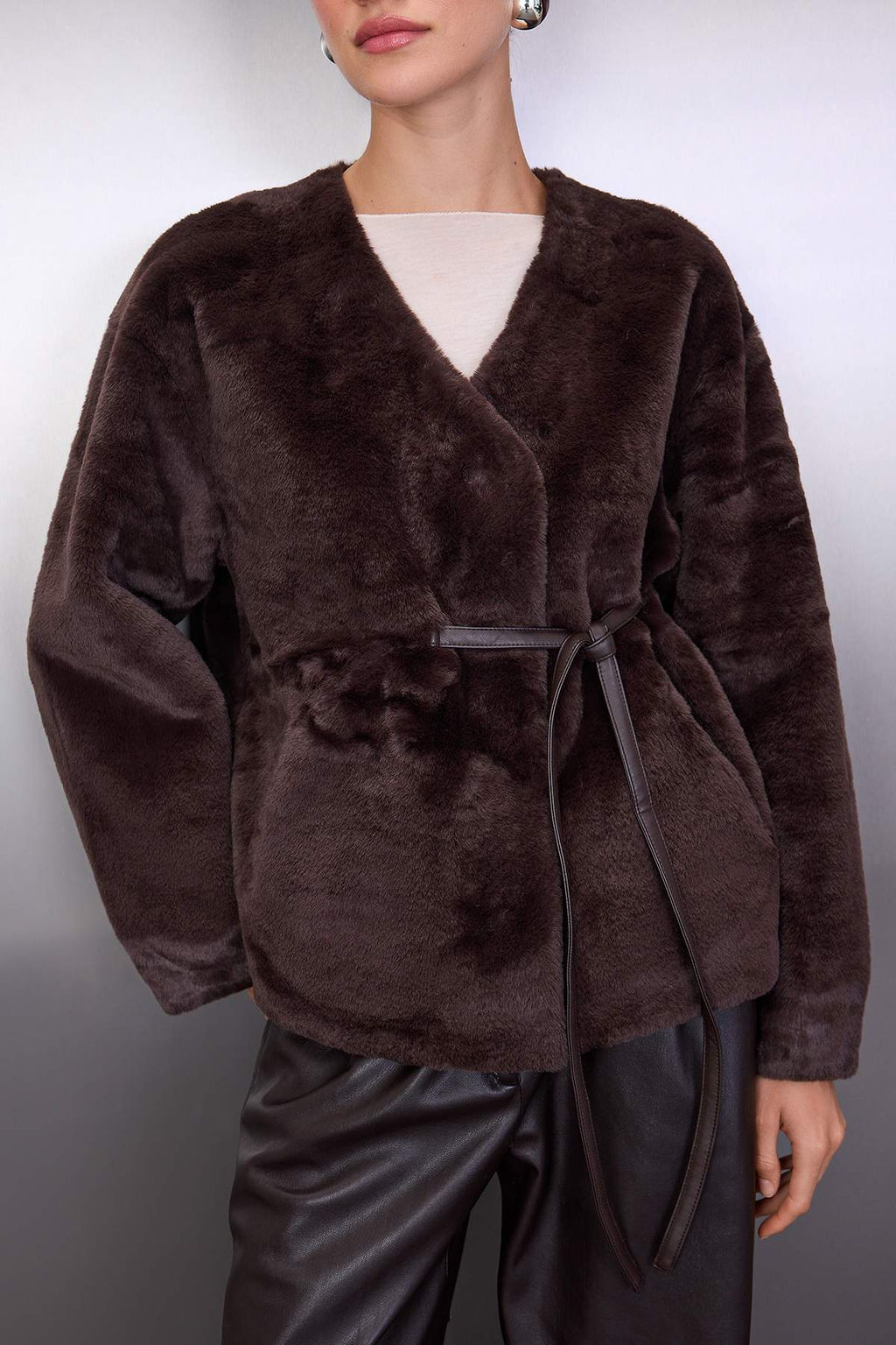 Kahverengi Oversize Kal?p Baglama Detayl? Pelus Ceket Mont TWOAW26MO00055
