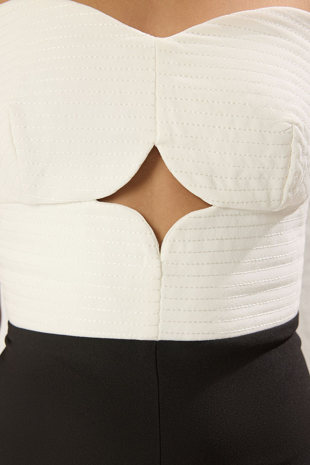 TRENDYOLMILLA Siyah-Beyaz Straplez Cut Out/Pencere Detayl? Dokuma S?k Tulum TPRSS25TU00009  фото 3
