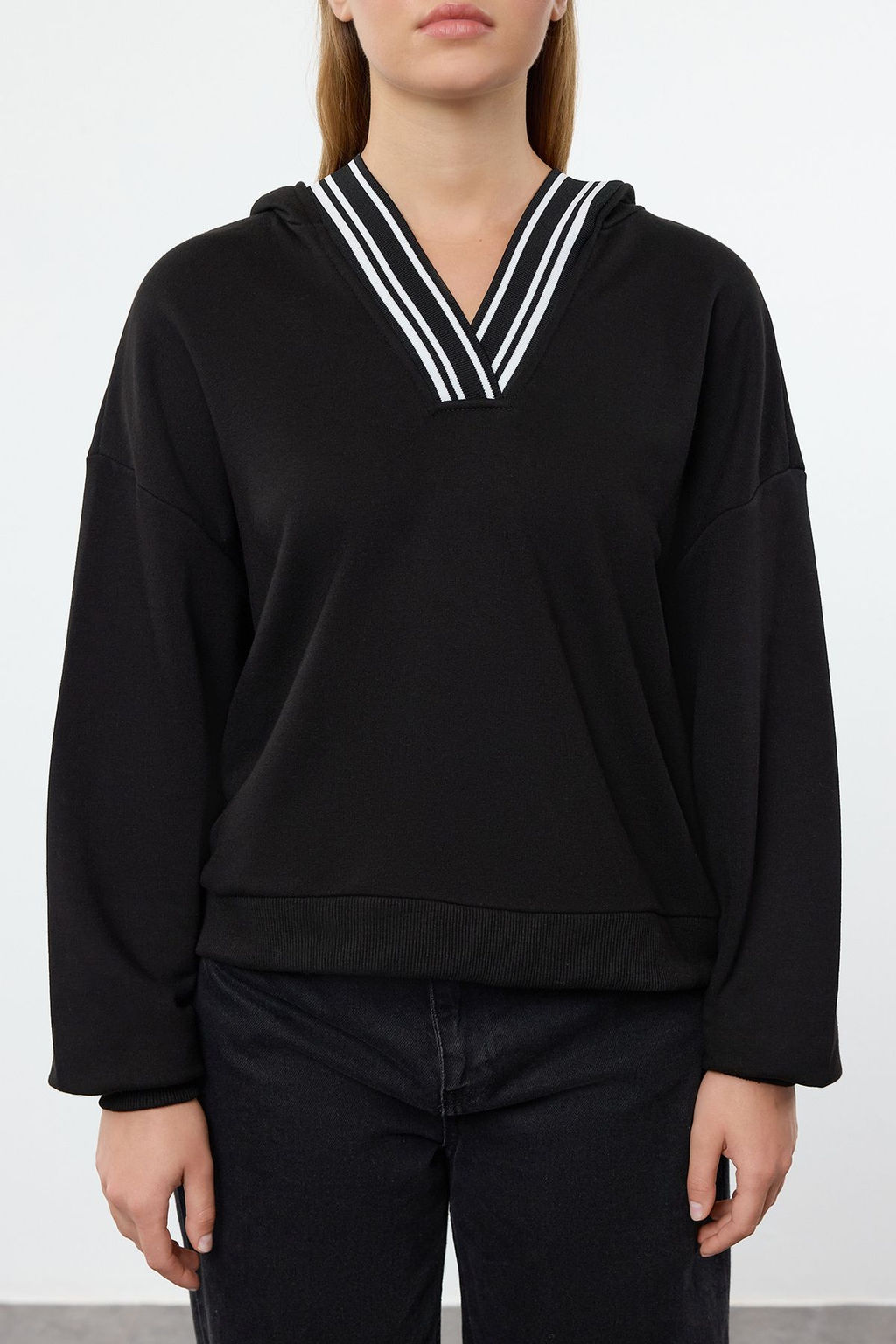 Siyah Overize Kal?p Kal?n Ici Polarl? Kapusonlu Triko Bant Detayl? Orme Sweatshirt TWOAW25SW00144 - Trendyolmilla фото 3