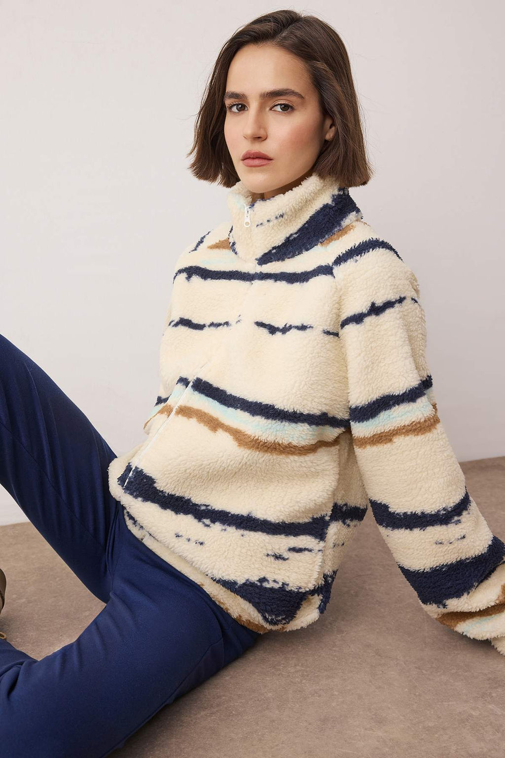 Cok Renkli Soyut Desenli Pelus Oversize/Genis Kal?p Orme Sweatshirt TWOAW26SW00022 - Trendyolmilla фото 2