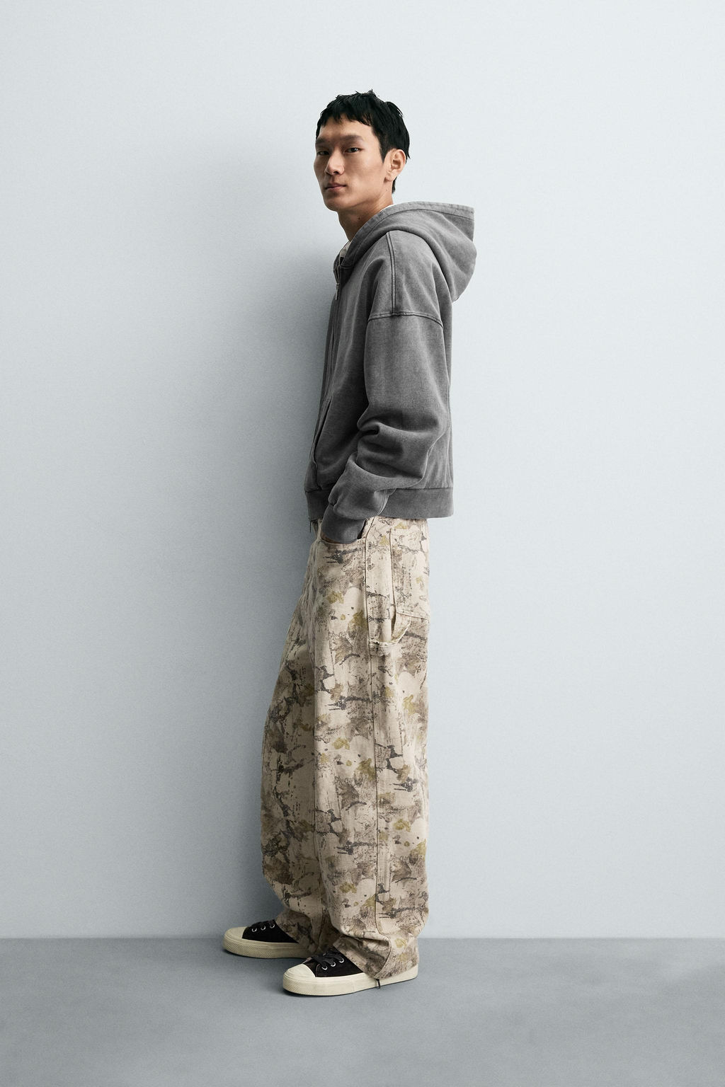 CARPENTER BALLOON FIT TROUSERS ABSTRACT PRINT - Zara фото 4