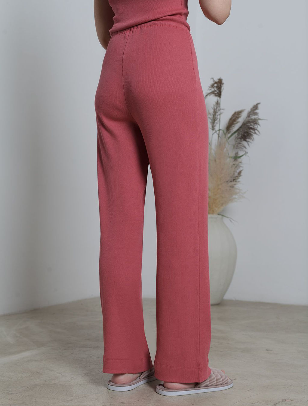 Прямые брюки с поясом на резинке из фактурного трикотажа в рубчик - Vilatte фото 3