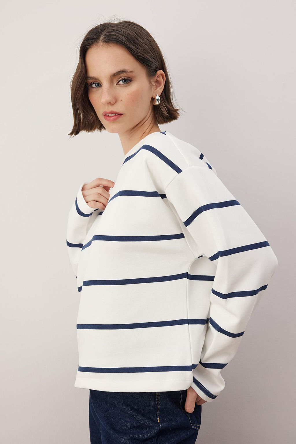 Ekru Cizgili Regular/Normal Kal?p Bisiklet Yaka Orme Sweatshirt TWOAW26SW00255 - Trendyolmilla фото 2