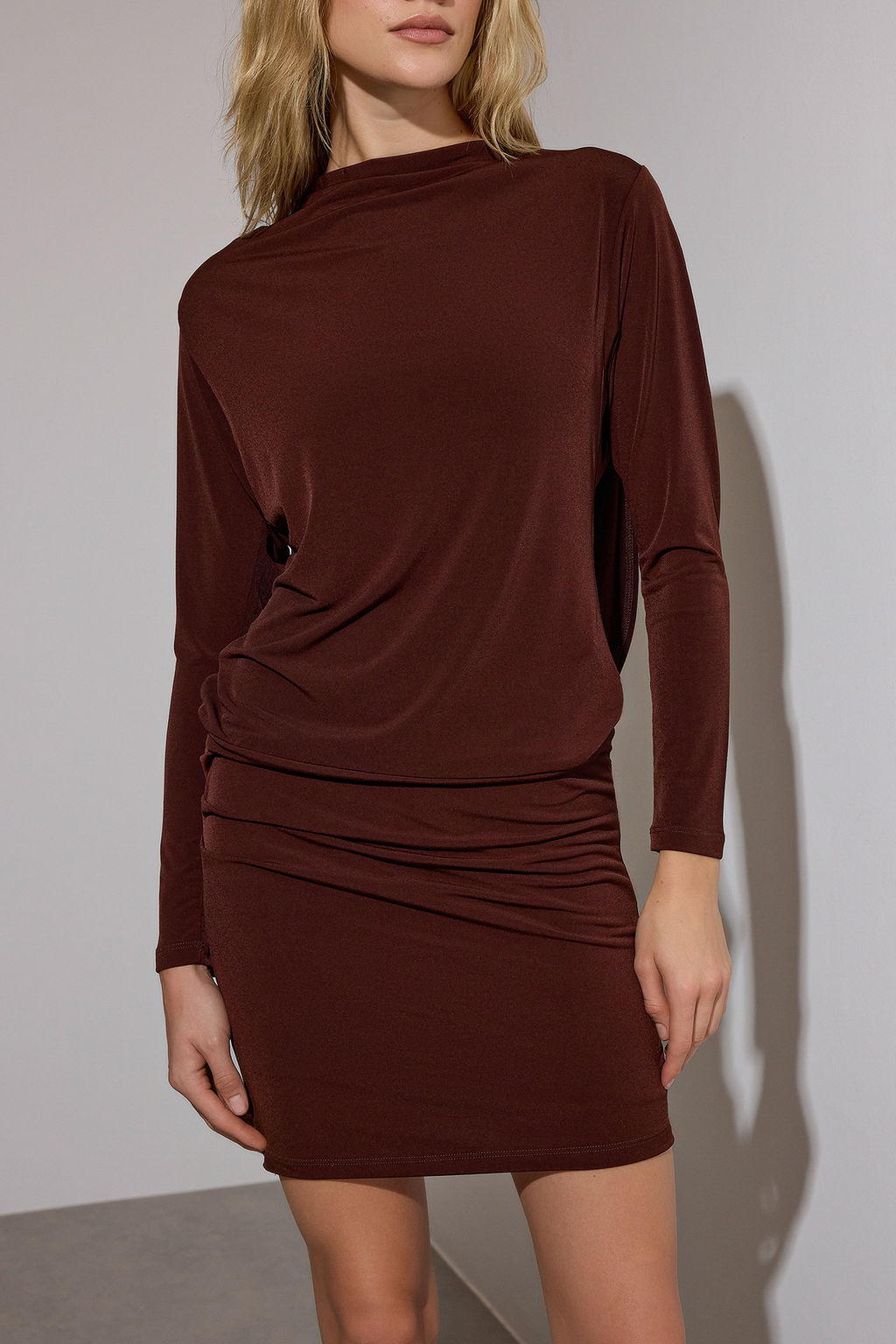 Limited Edition Kahverengi S?rt Dekolteli Mini Bodycon Uzun Kollu Esnek Orme Elbise TWOAW26EL00124 - Trendyolmilla фото 3
