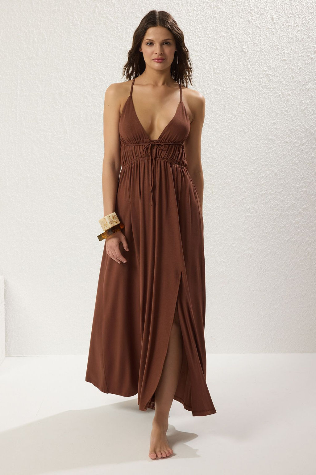 TRENDYOLMILLA Kahverengi Maxi Dokuma Cut Out/Pencere Plaj Elbisesi TBESS25EL00077 фото 8