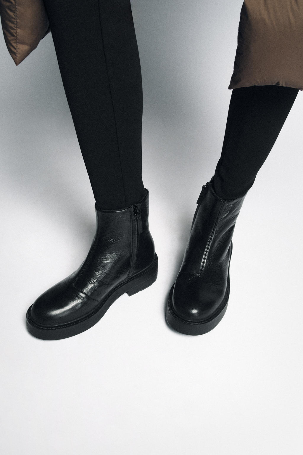 FLAT WATER-REPELLENT LEATHER ANKLE BOOTS - Zara фото 2