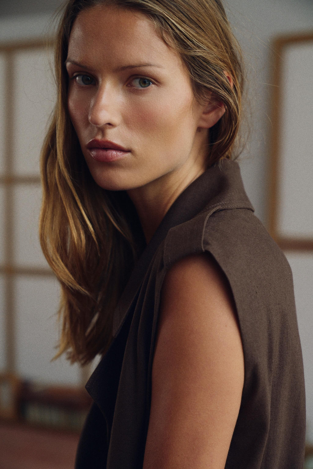 CHALECO CRUZADO CINTUR?N CON LINO / Marr?n chocolate - Zara фото 4