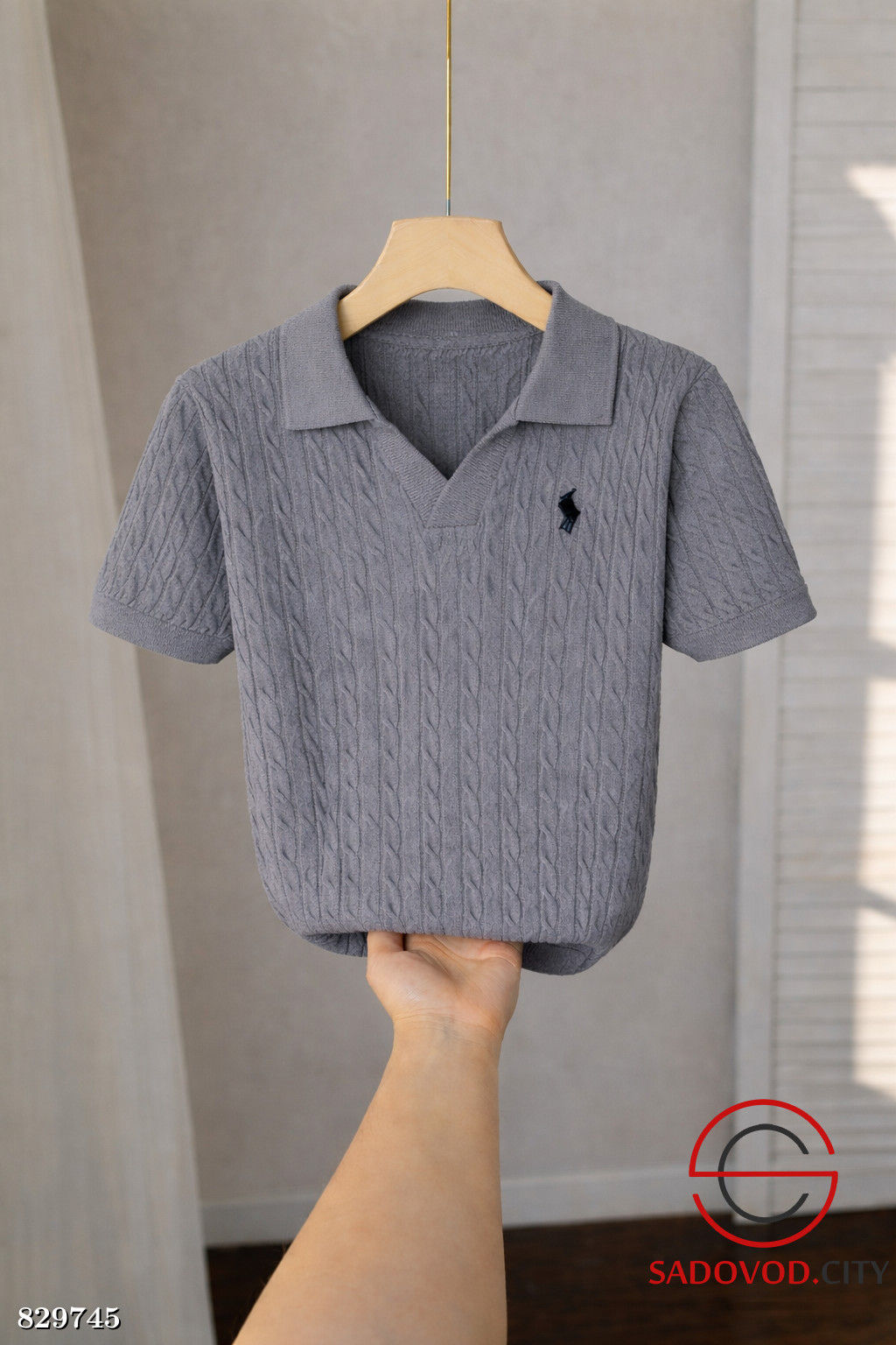 Футболка-поло с V-вырезом