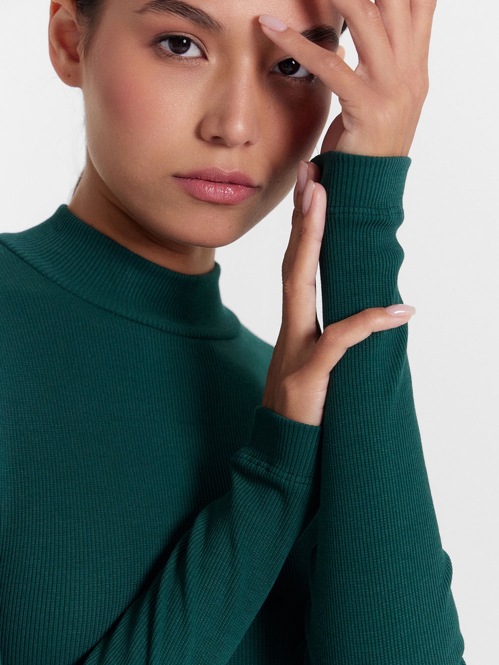Изумрудное платье миди с длинными рукавами в рубчик