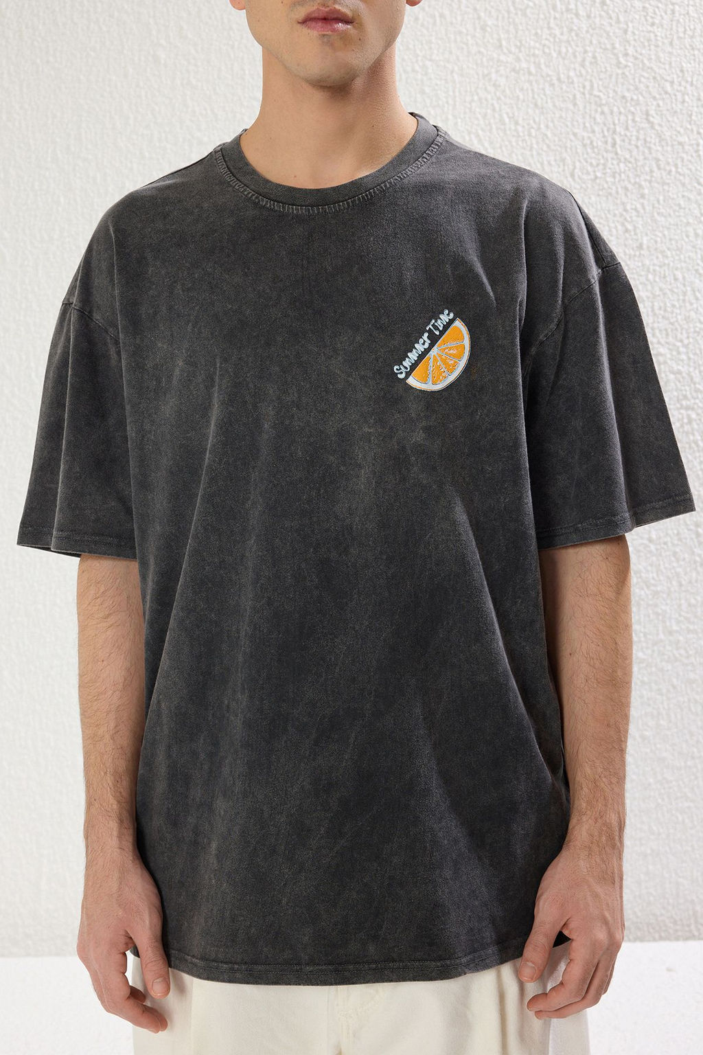 TRENDYOL MAN Antrasit Oversize/Genis Kesim Soluk Efektli Bask?l? Kal?n %100 Pamuk Tok T-shirt TMNSS25TS00015 - Trendyolmilla фото 3