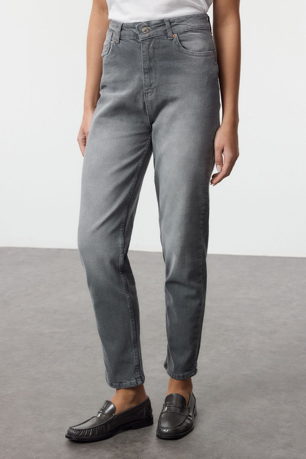 Gri Yuksek Bel Comfort Mom Jeans TWOAW25JE00172 - Trendyolmilla фото 3