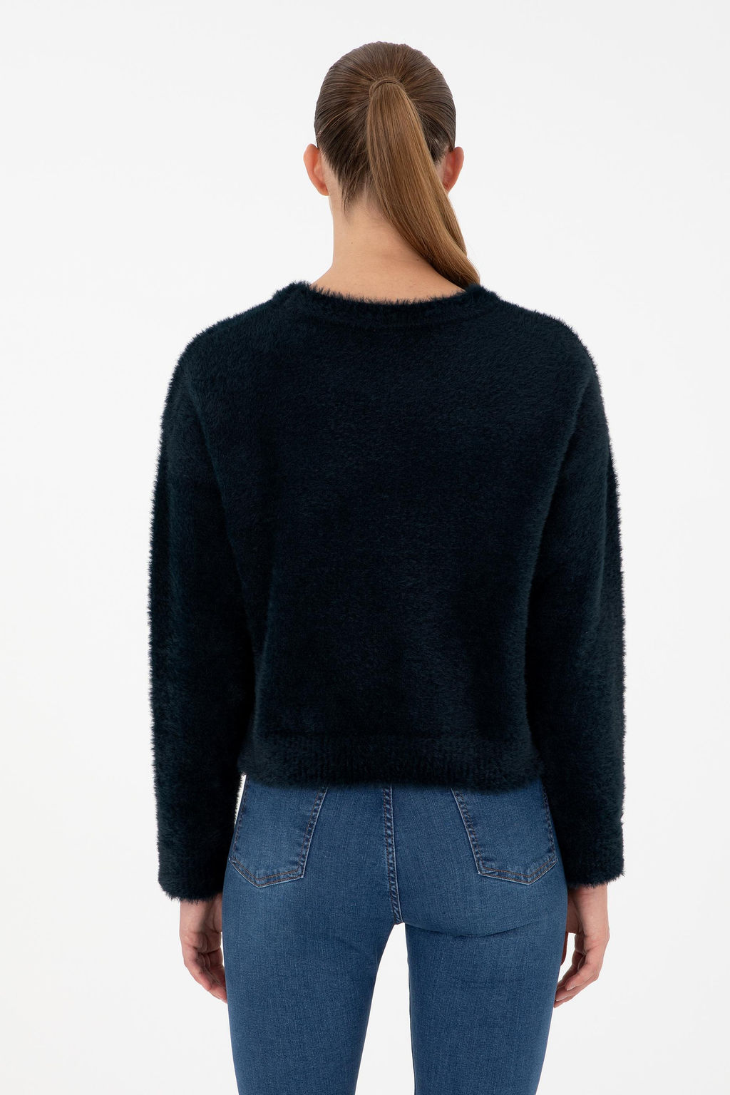 Женский темно-синий свитер с круглым вырезом и мягкой текстурой