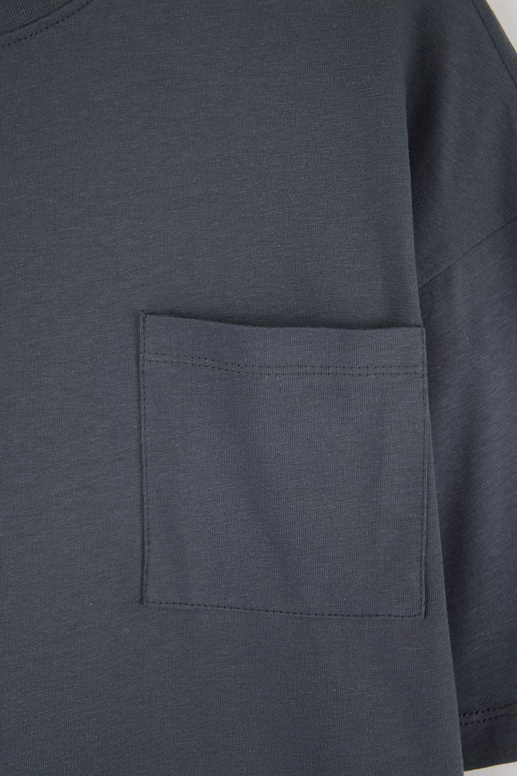 Antrasit Oversize/Genis %100 Pamuk Bisiklet Yaka Cepli T-Shirt TMNSS26TS00016