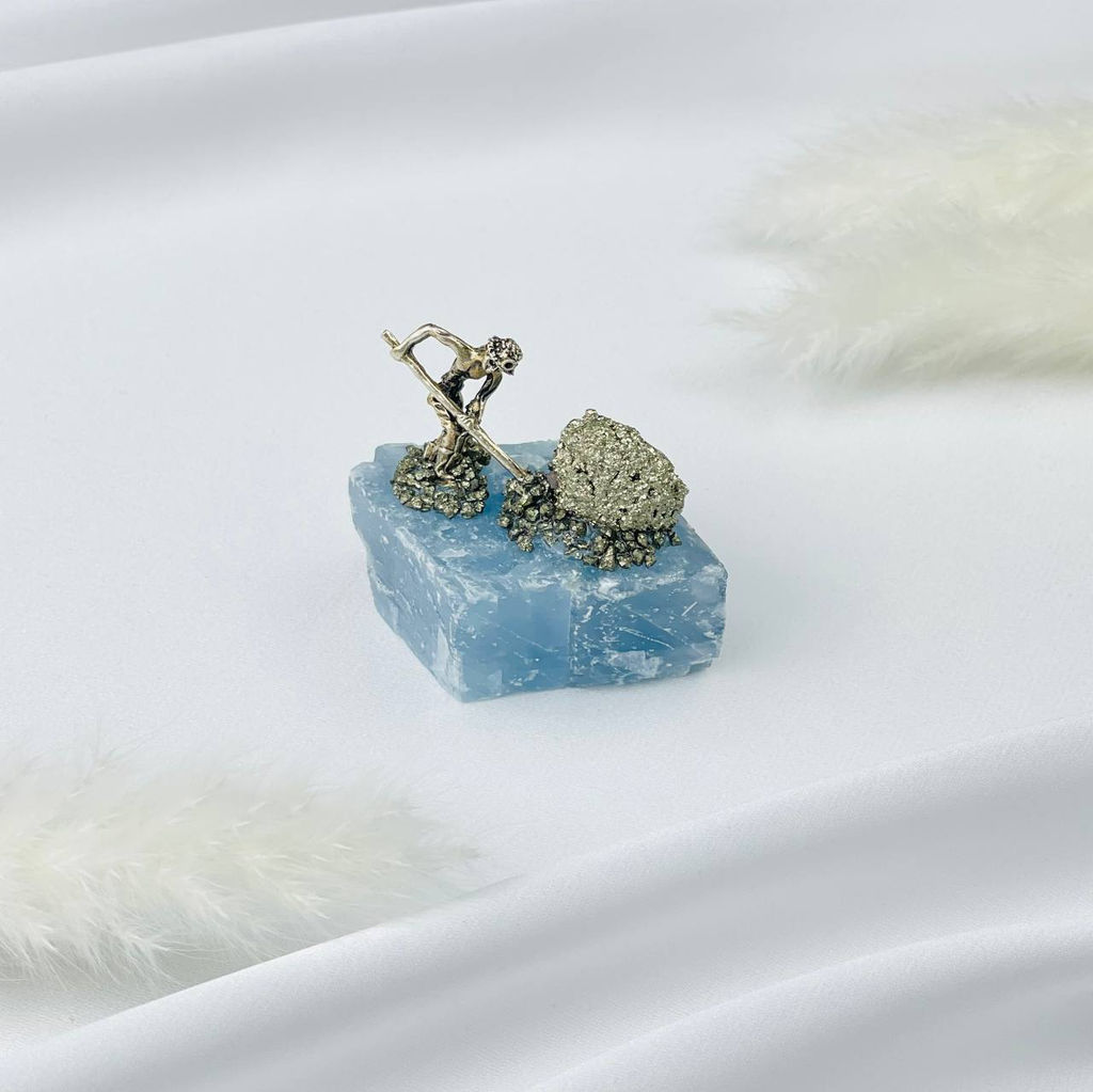 Фигурка Старатель на Кальците с Пиритом