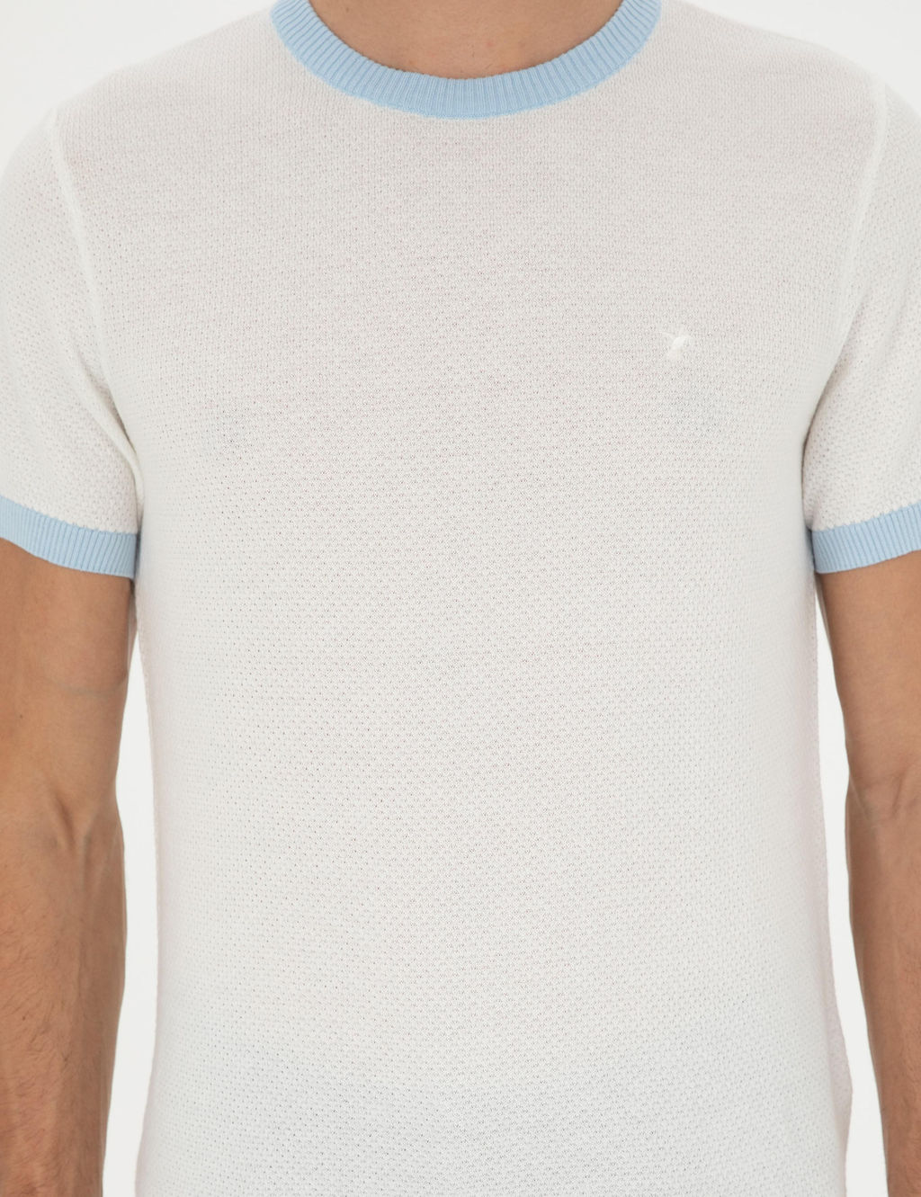 Белая приталенная трикотажная футболка с круглым вырезом
