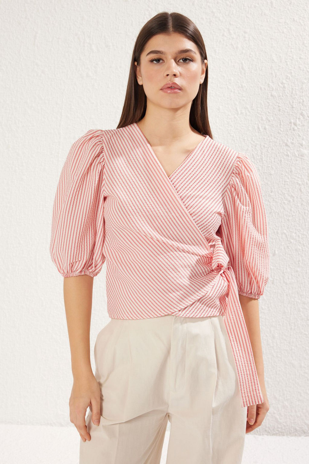 K?rm?z? Kruvaze Baglama Detayl? Gofre Kumas Dokuma Bluz TWOSS24BZ00345