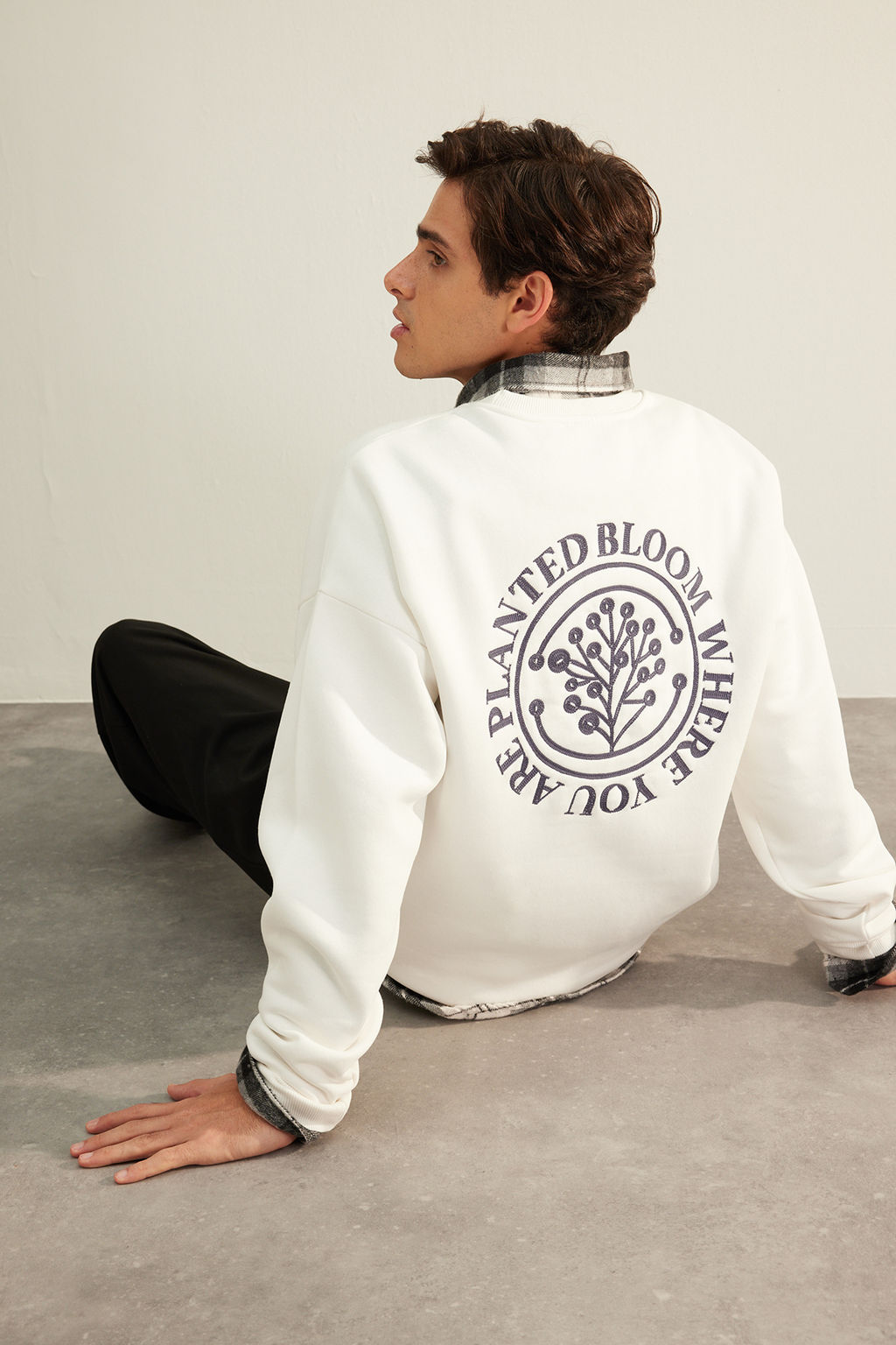 Ekru Oversize/Genis Kesim Cicek Nak?sl? Ici Polar/S?cak Tutan Sweatshirt TMNAW24SW00012