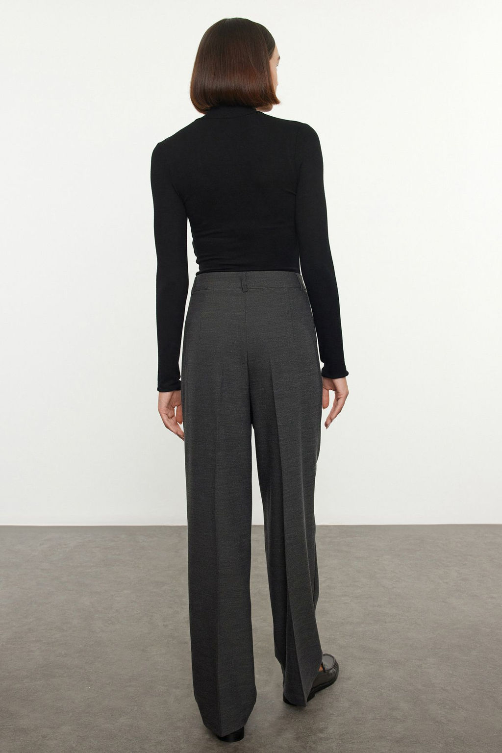 Limited Edition Siyah Straight/Duz Kesim Pilili Kumas Dokuma Pantolon TWOAW23PL00401