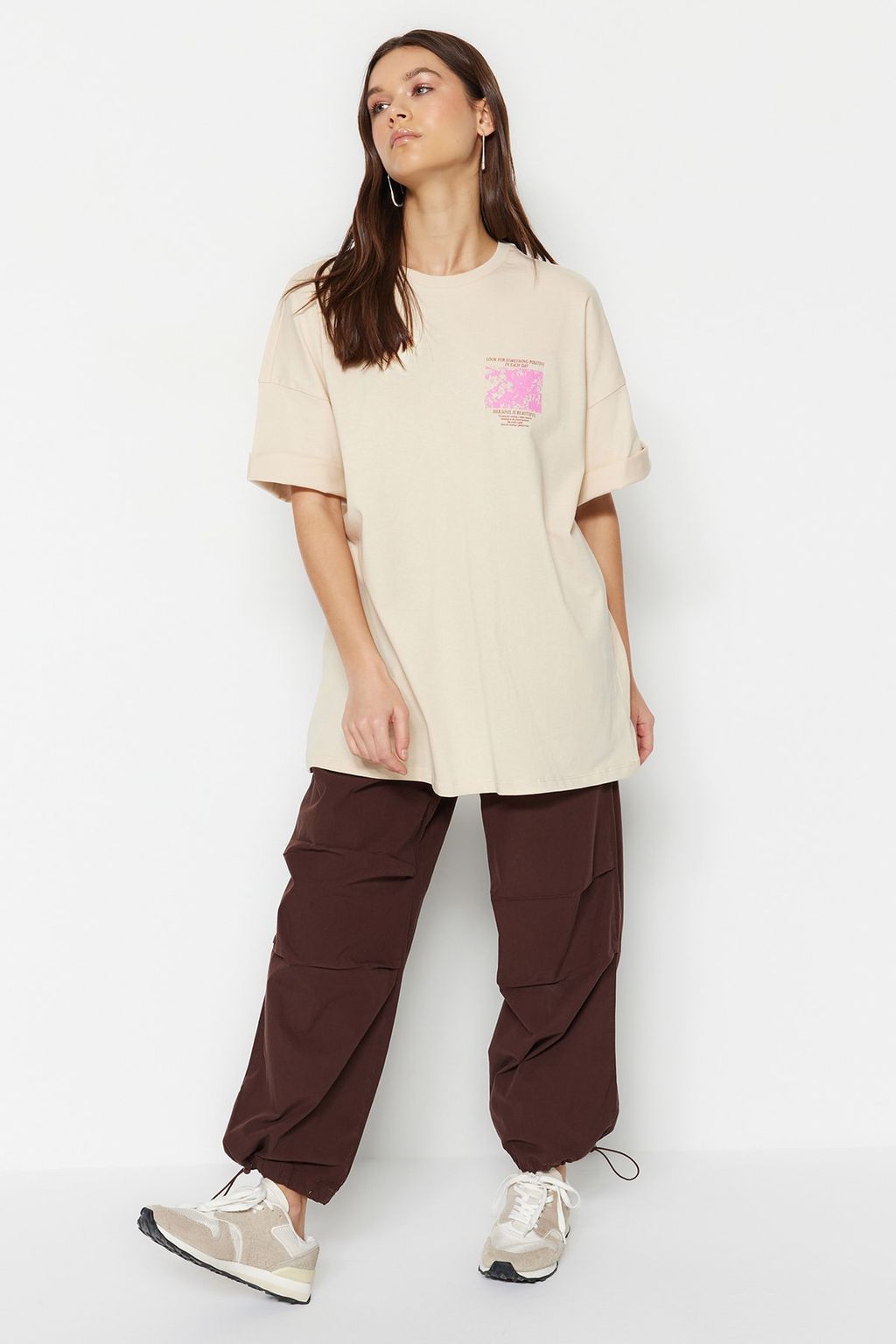 Premium Tas %100 Kal?n Pamuklu On ve Arka Bask?l? Oversize/Genis Kal?p Orme T-Shirt TWOSS23TS00269