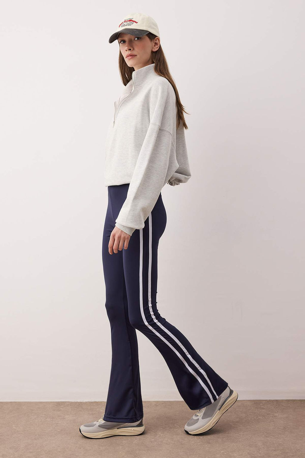 Siyah Dalg?c/Scuba Kumas Serit Detayl? Ispanyol Paca Yoga Orme Spor Tayt THMAW26TY00014 - Trendyolmilla фото 21