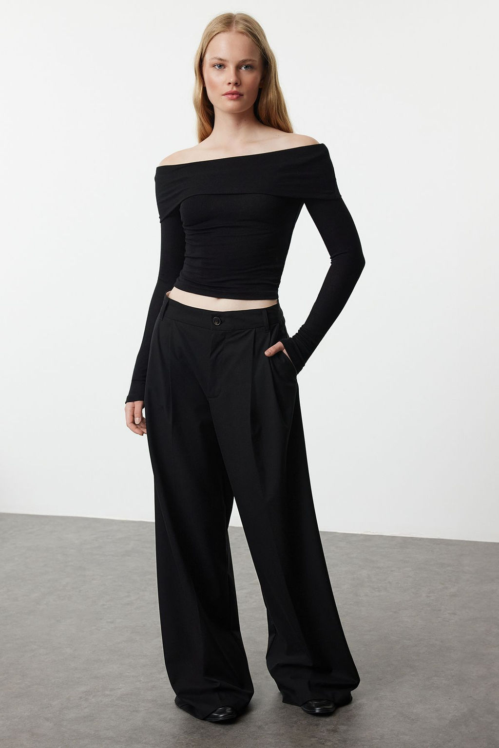 Siyah Carmen Yaka Fitted/Vucuda Oturan Crop Esnek Orme Bluz TWOAW25BZ00008