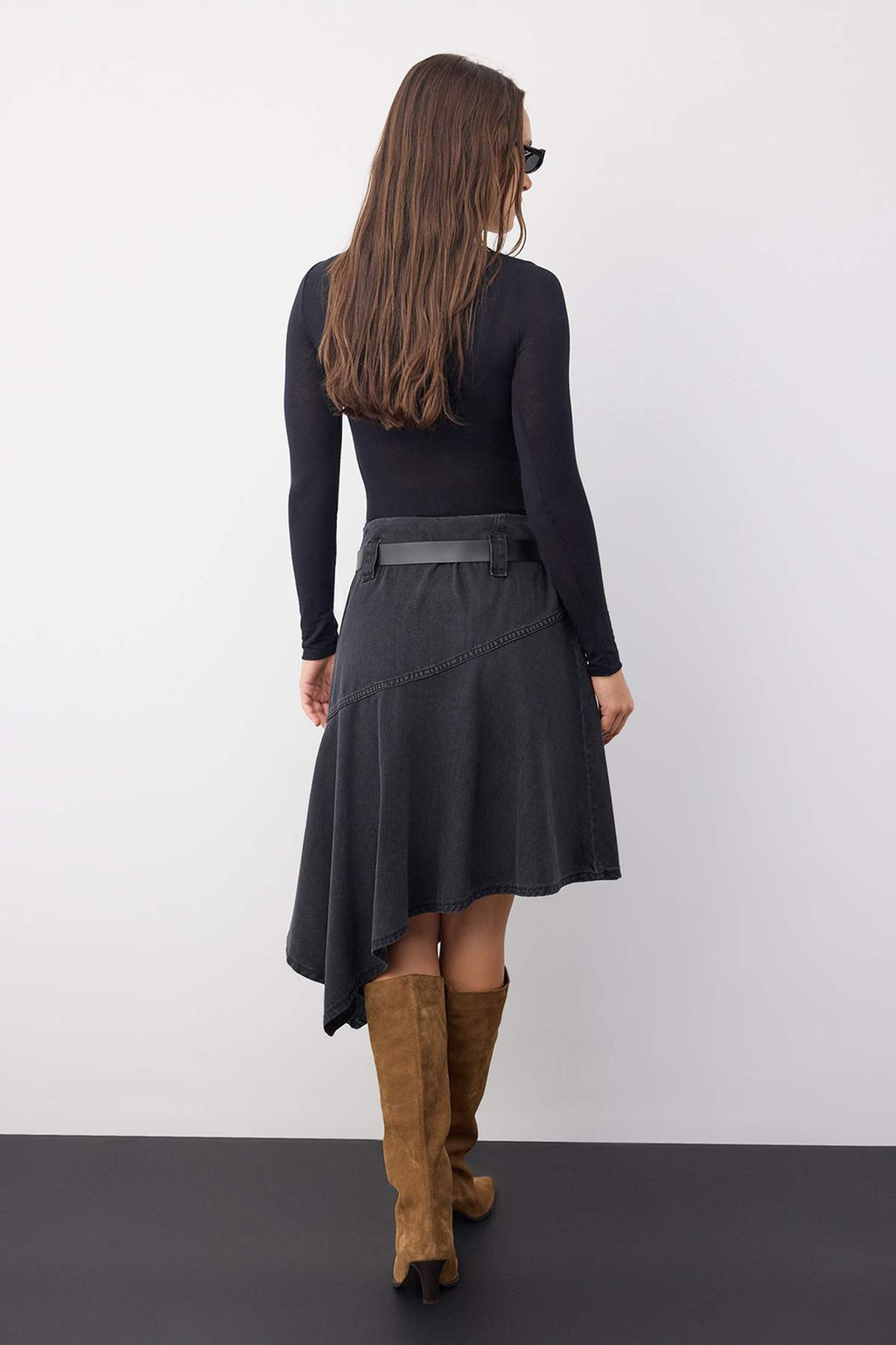 Wardrobe Essentials Siyah Kemerli Asimetrik Midi Denim Etek TWOAW26ET00076 - Trendyolmilla фото 4