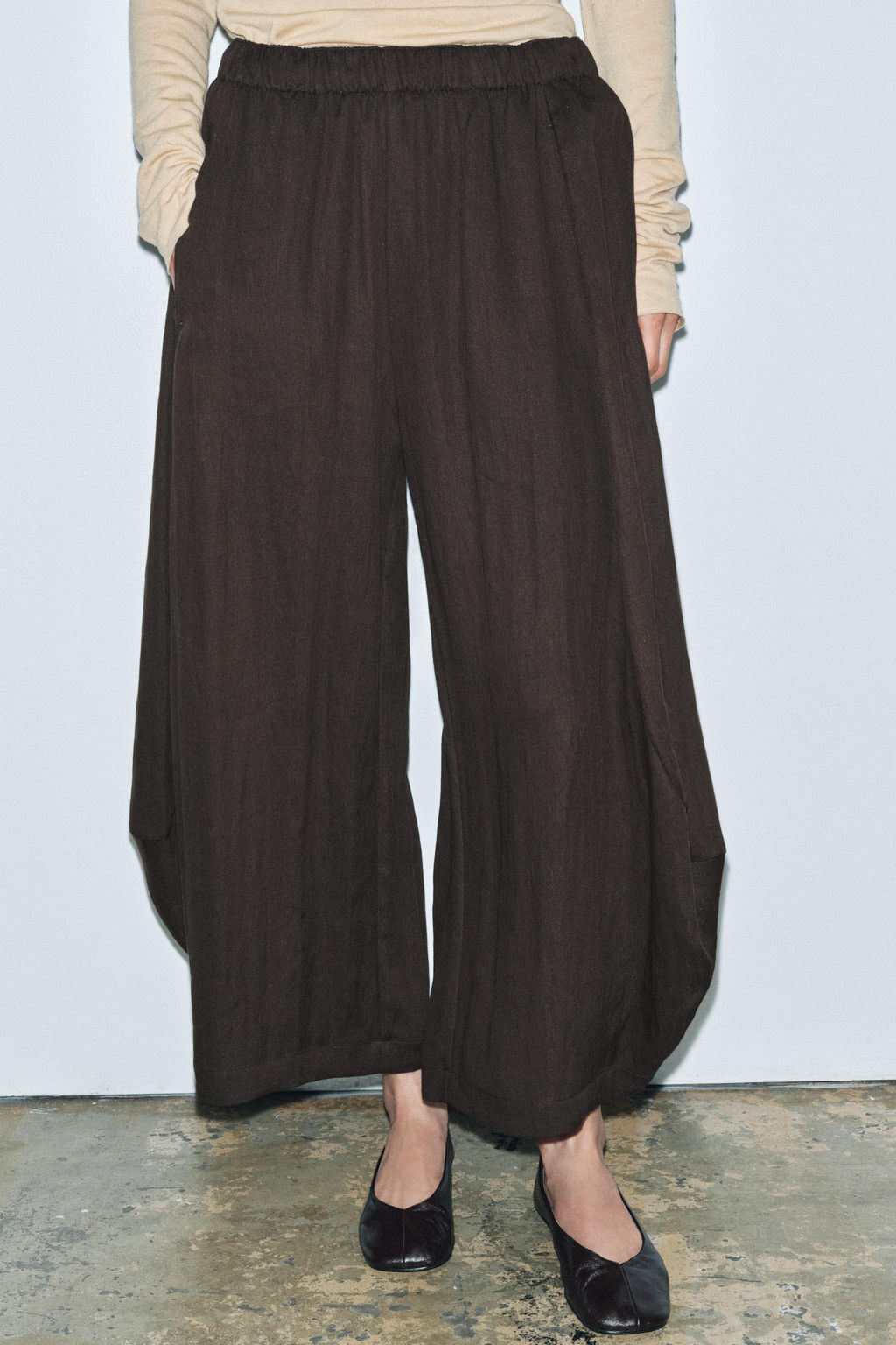 ZW COLLECTION TEXTURED VOLUME TROUSERS - Zara фото 12