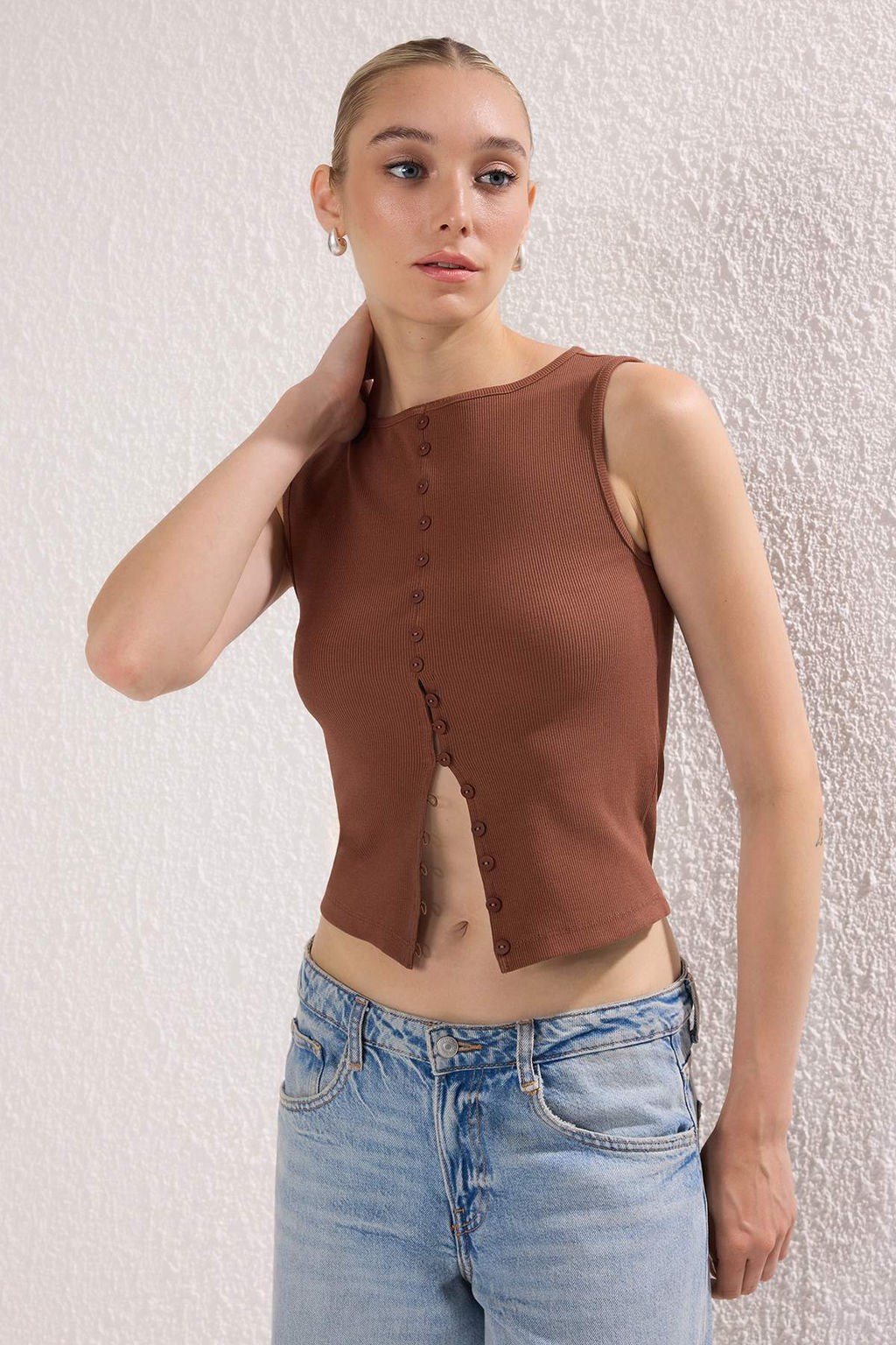 Kahverengi Dugmeli Fitted/Vucuda Oturan Fitilli Esnek Orme Bluz TWOSS24BZ00306