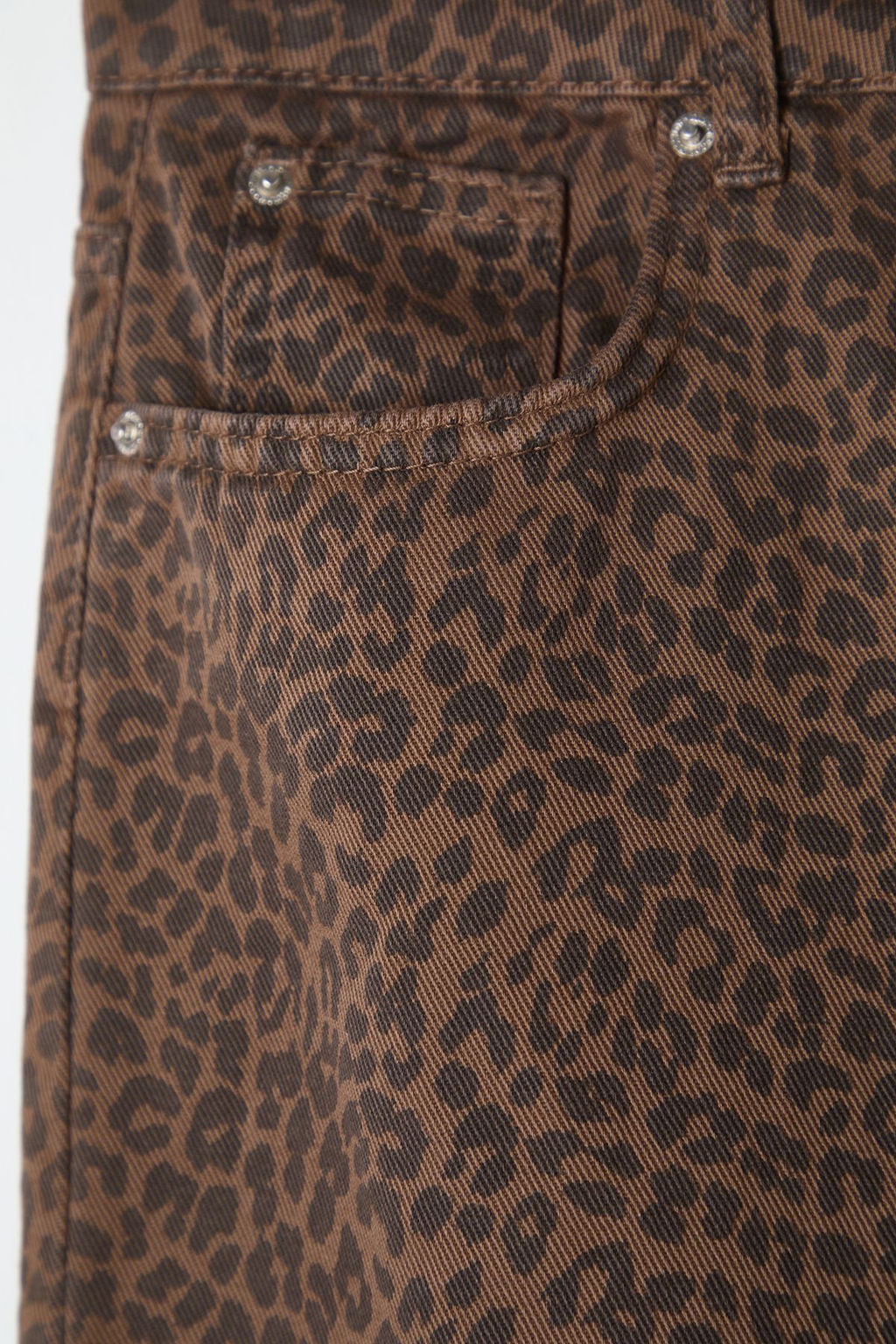 TRENDYOLMILLA Cok Renkli Leopar Desenli Kahverengi Normal Bel Skater Jeans TWOSS25JE00038