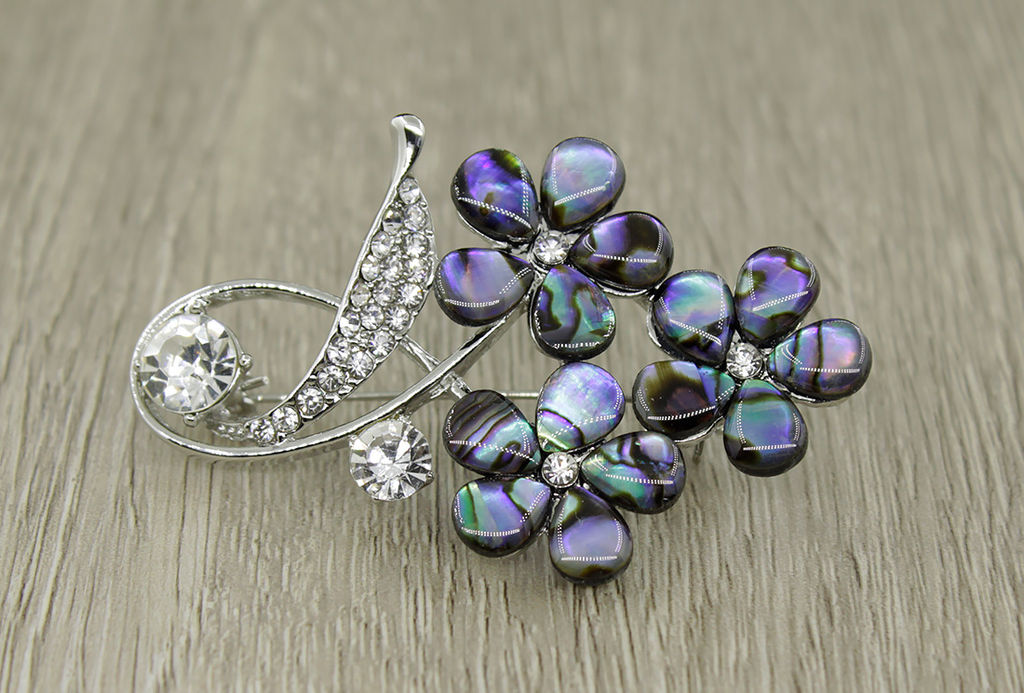 Брошь "Весенние цветы" перламутр гелиотис