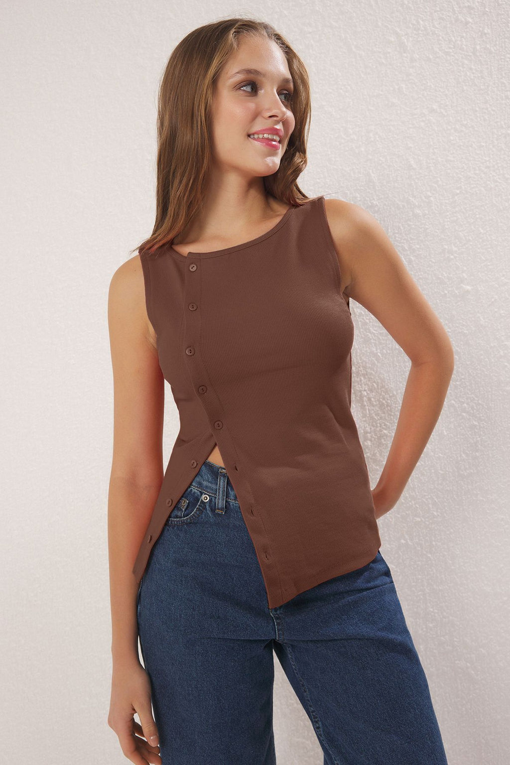 Kahverengi Dugmeli Asimetrik Fitted/Vucuda Oturan Fitilli Esnek Orme Bluz TWOSS25BZ00394